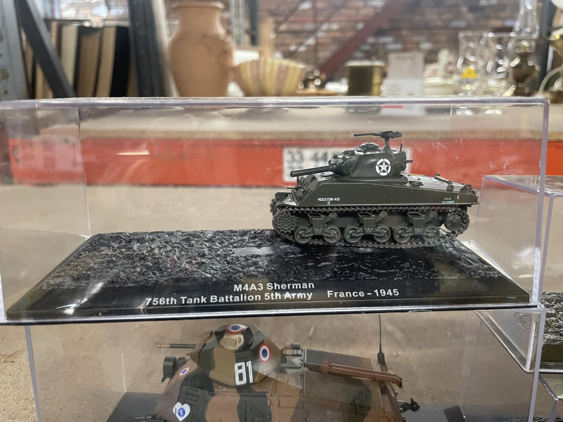 A LARGE QUANTIY OF DIE-CAST TANKS TO INCLUDE FOUR IN DISPLAY BOXES, ETC - 17 IN TOTAL - Image 2 of 3