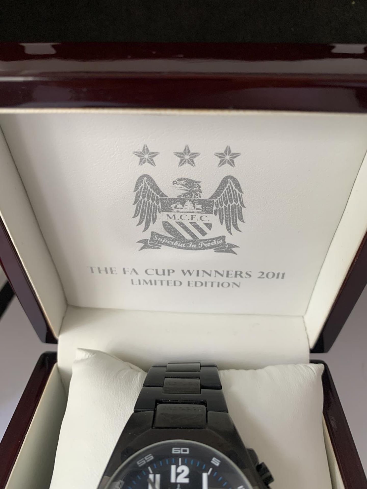 A MANCHESTER CITY FA CUP WINNERS 2011 LIMITED EDITION CHRONOGRAPH WRIST WATCH IN A PRESENTATION - Image 2 of 3