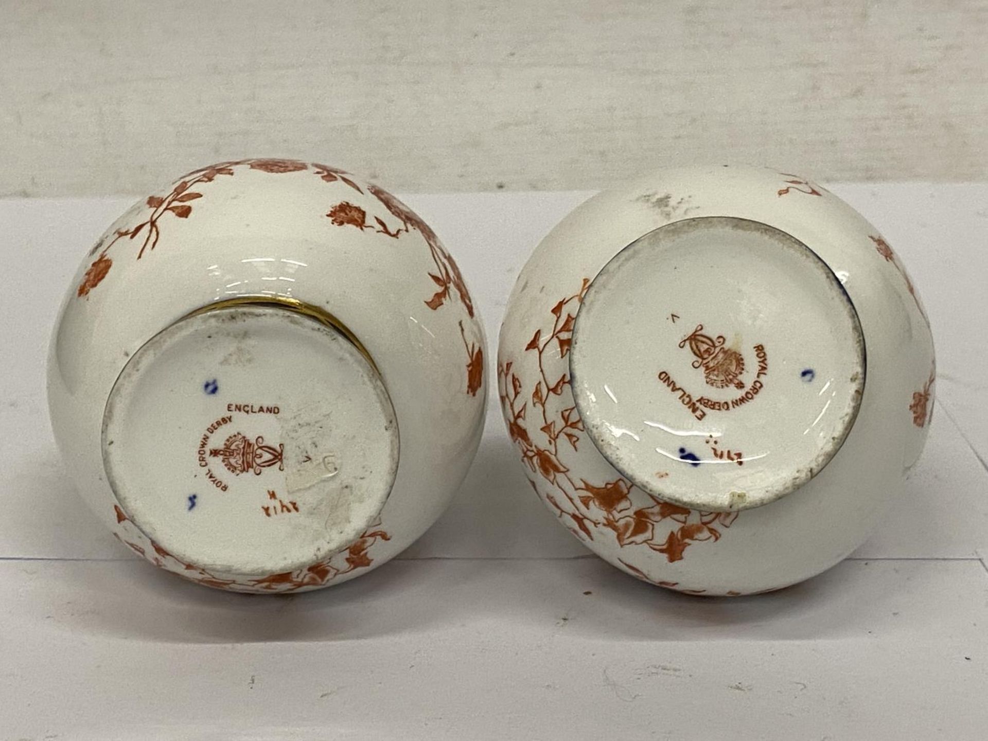 A PAIR OF ROYAL CROWN DERBY IMARI COAL SCUTTLES - Image 3 of 3