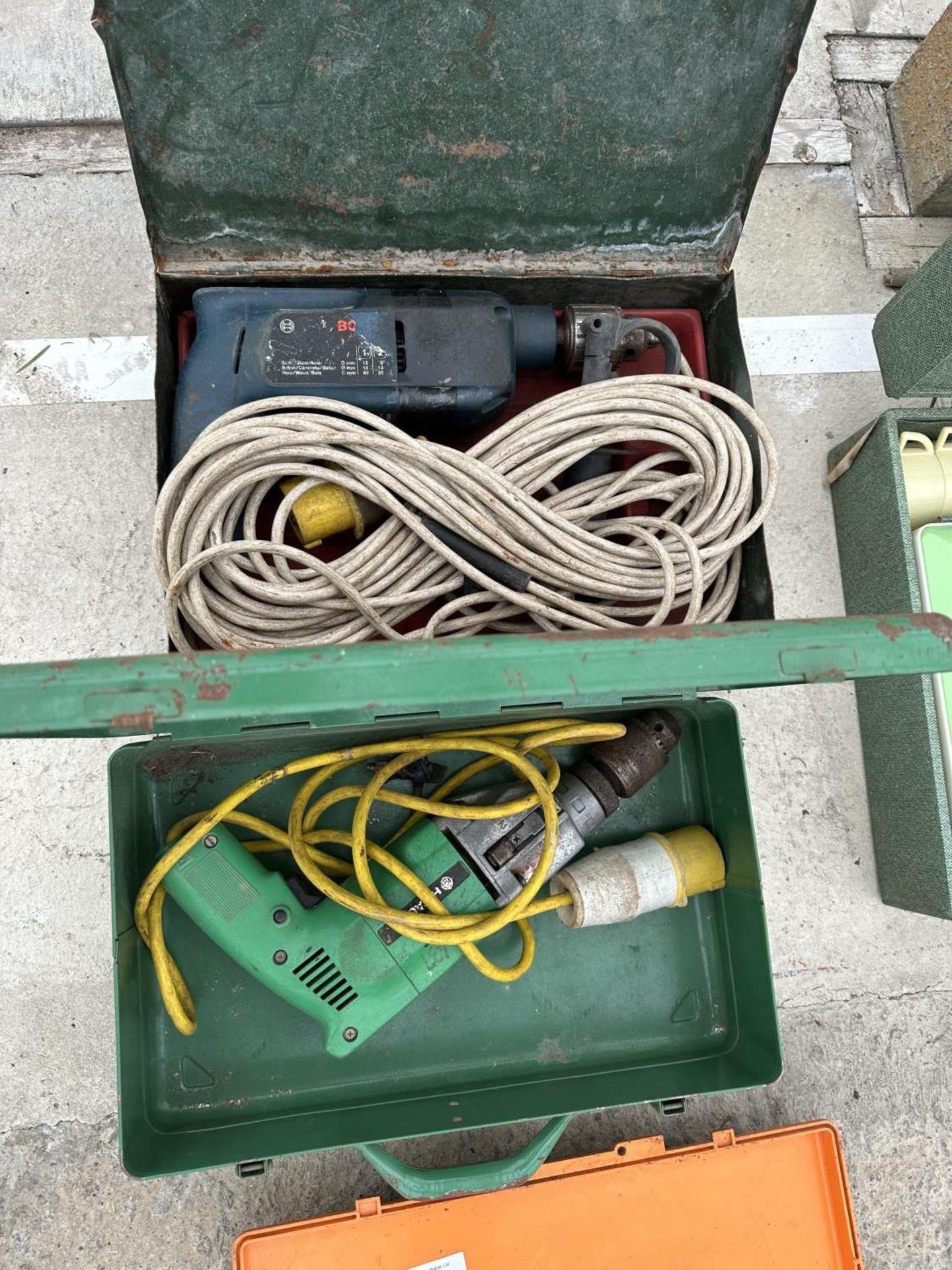 AN ASSORTMENT OF POWER TOOLS TO INCLUDE A METABO DRILL AND A BOSCH DRILL ETC - Image 3 of 3