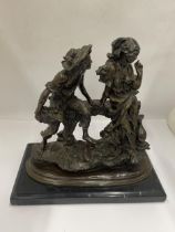 A BRONZE FIGURE GROUP OF A MAN AND LADY ON MARBLE BASE, SIGNED, HEIGHT 34CM