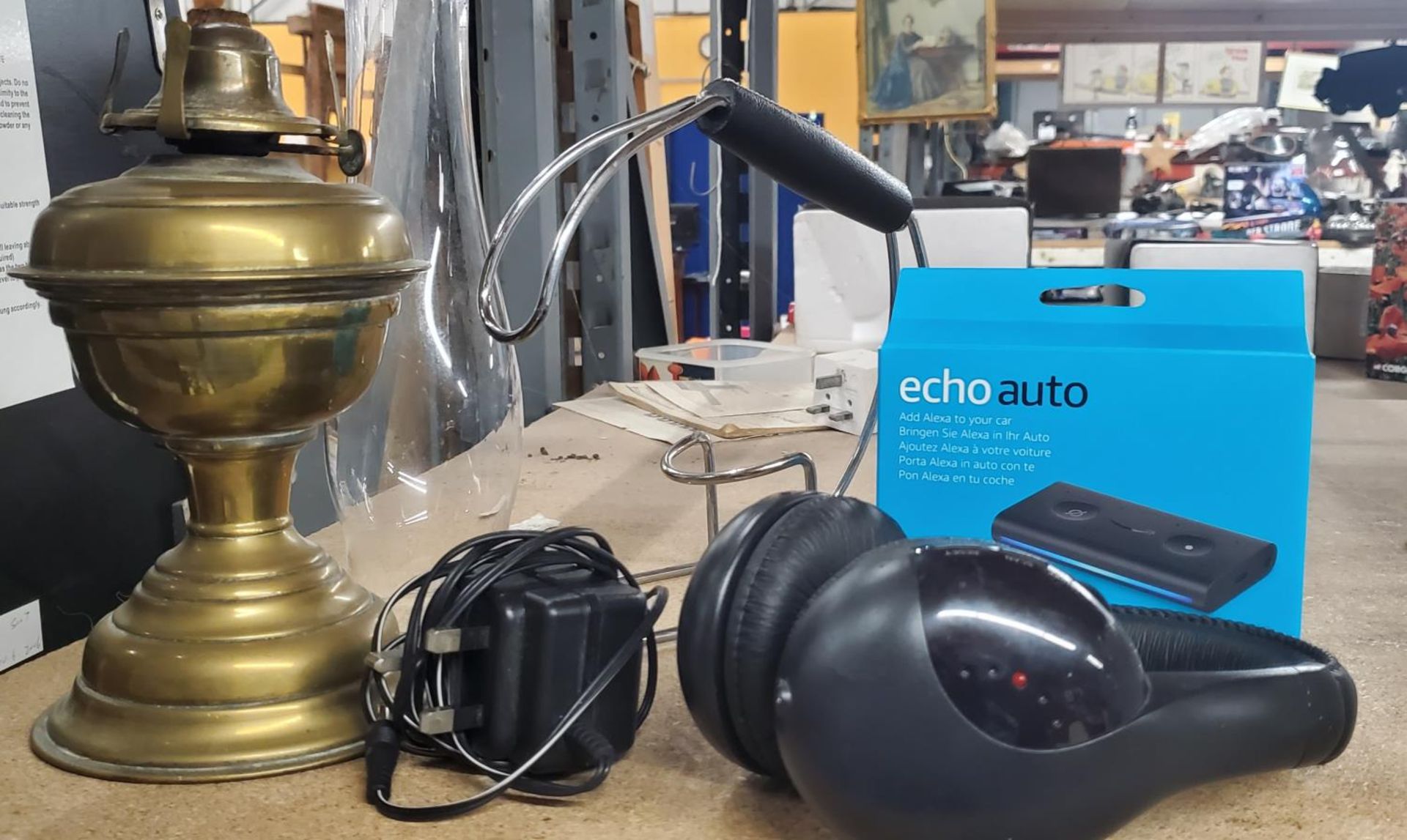 AN AMAZON 'ALEXA' ECHO AUTO, HEADPHONES, WINE BOTTLE HOLDER AND POURER AND A VINTAGE BRASS OIL LAMP