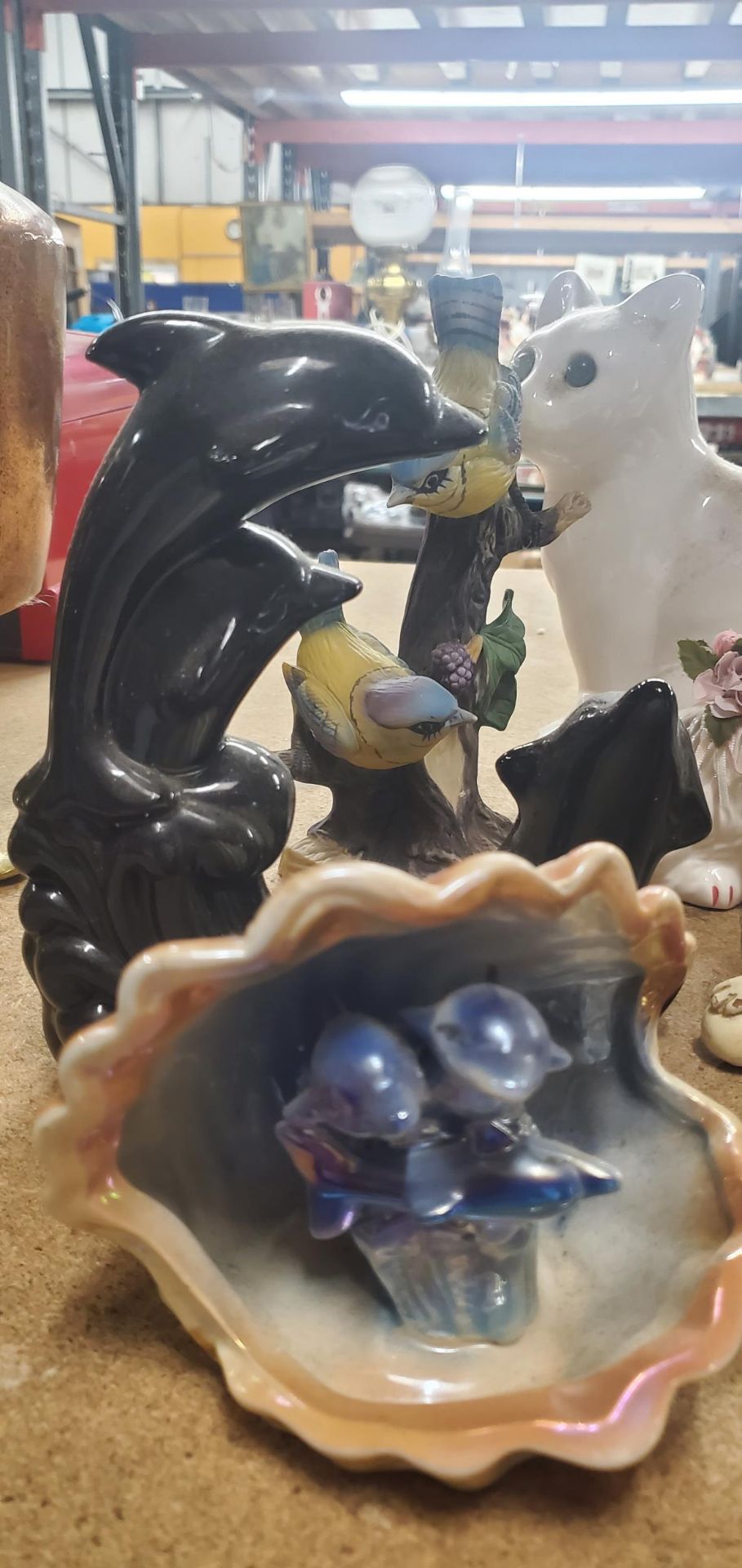 A MIXED GROUP OF CERAMIC FIGURES, CAT, DOLPHIN ETC - Image 2 of 3