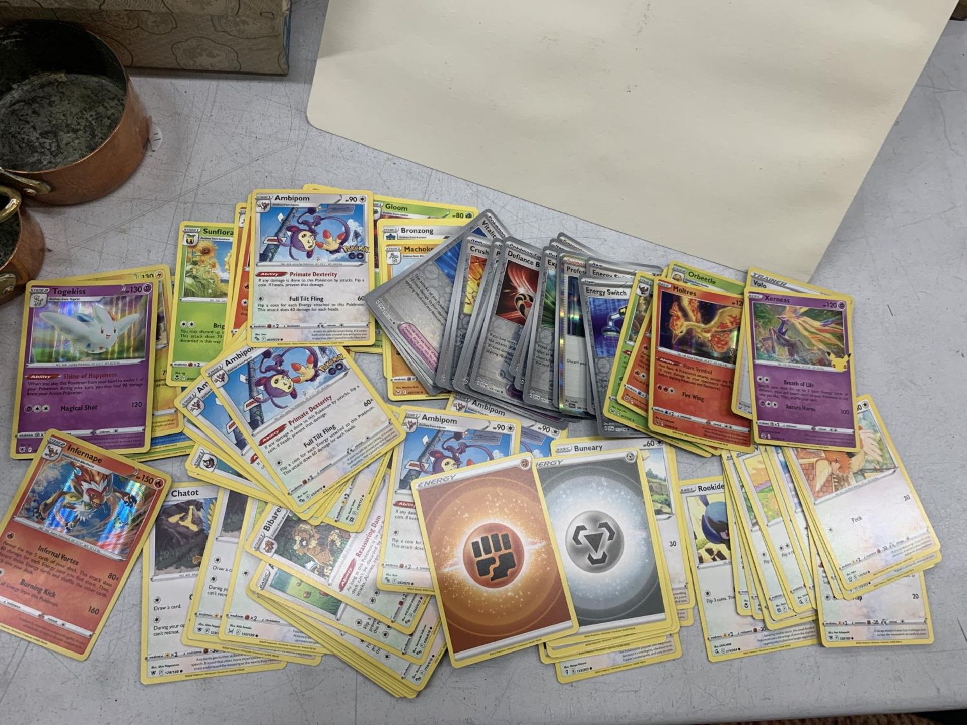 A POKEMON POKE BALL TIN OF ASSORTED CARDS, RARES, HOLOS, RARE HOLO TRAINERS ETC - Image 2 of 5