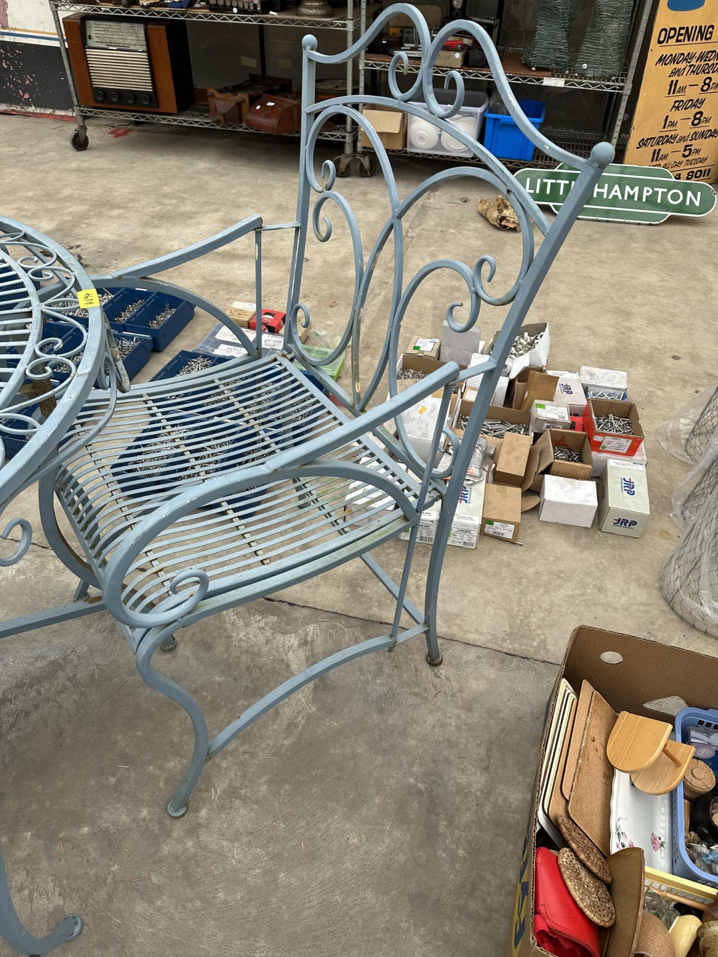 A METAL GARDEN TABLE AND FOUR FOLDING CARVER CHAIRS - Bild 4 aus 5