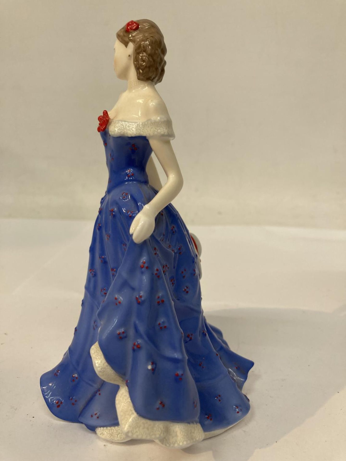 A ROYAL WORCESTER FIGURINE ISABELLE - Image 4 of 6