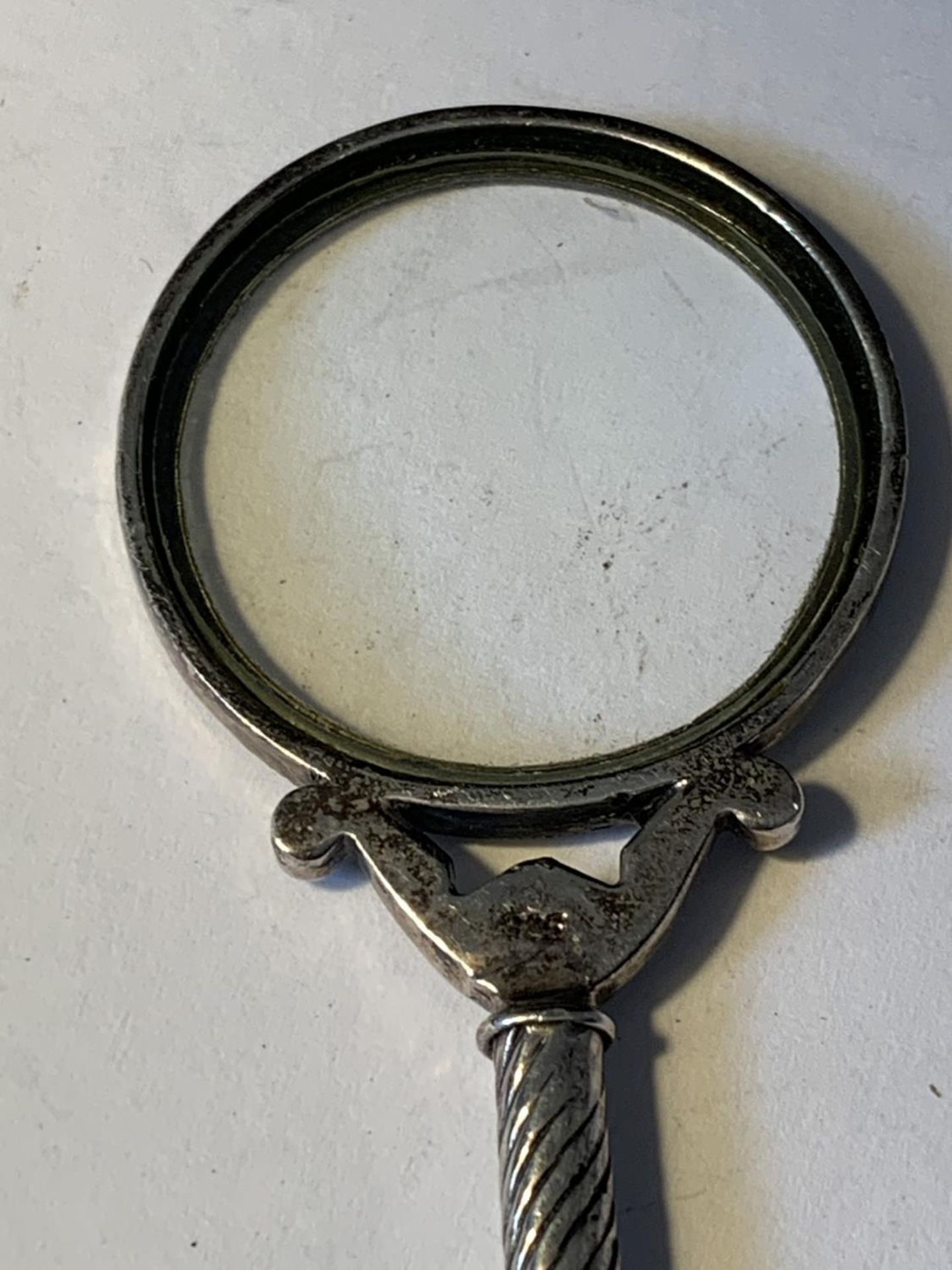 A MARKED 925 SILVER DECORATIVE MAGNIFYING GLASS - Bild 3 aus 4