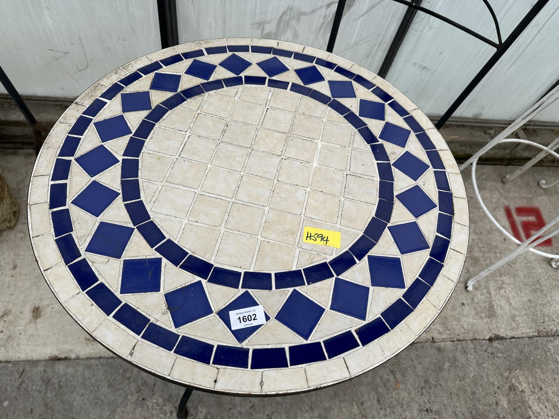 A TILE TOPPED ROUND BISTRO TABLE WITH TWO FOLDING CHAIRS - Bild 2 aus 3