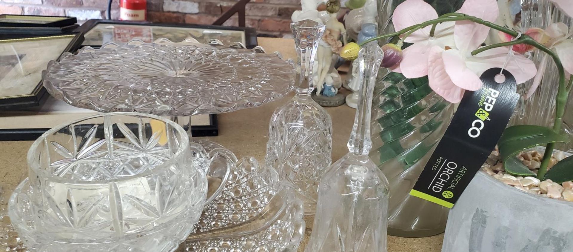 A QUANTITY OF GLASSWARE TO INCLUDE VASES, JUGS, BOWLS, A CAKE STAND, ETC PLUS ARTIFICIAL FLOWERS - Bild 3 aus 3