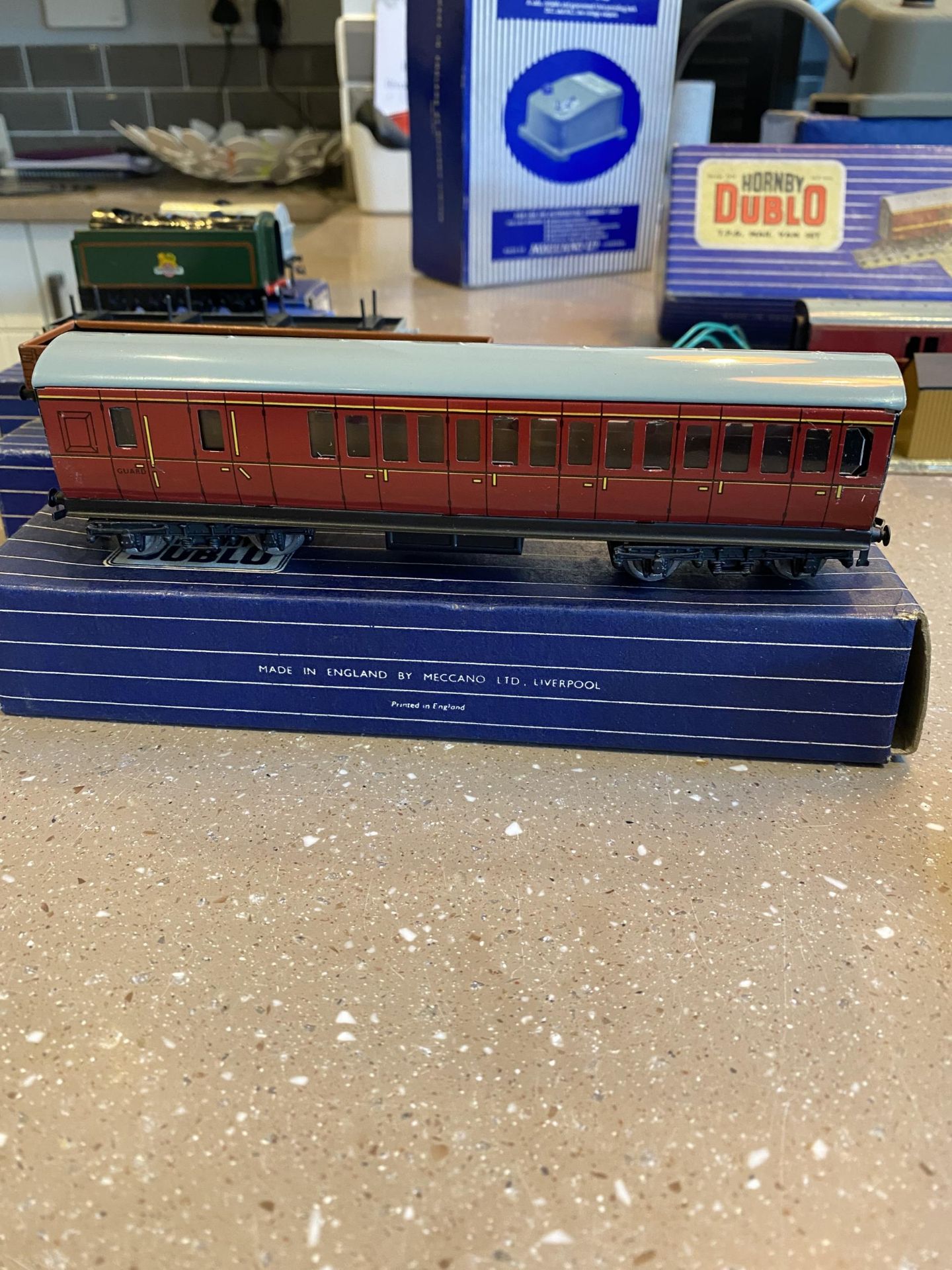 A VINTAGE SET OF HORNBY DUBLO MODEL RAILWAY ITEMS INCLUDING LOCO AND TENDER, PASSENGER AND GOODS - Image 4 of 8