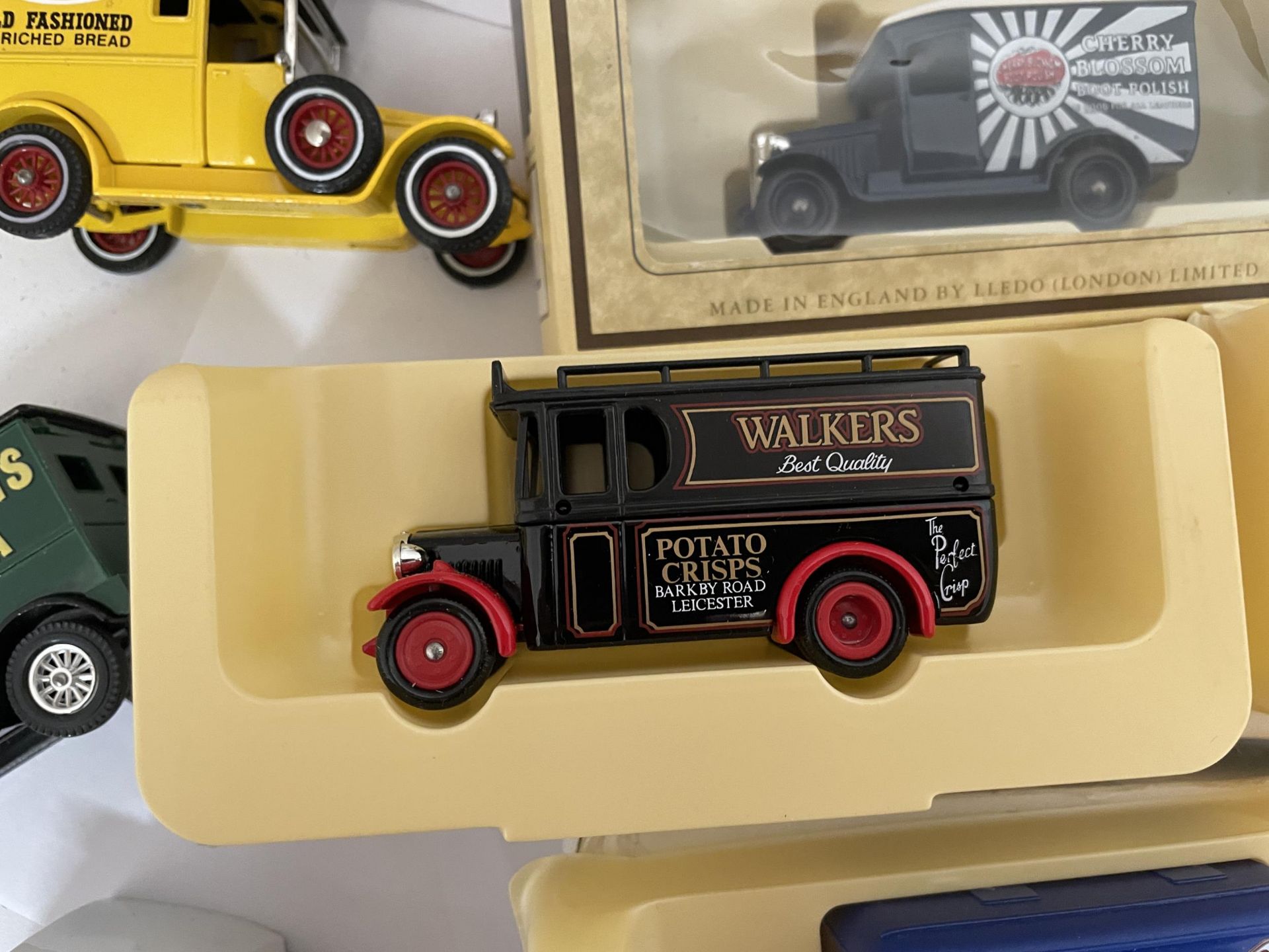 NINE BOXED AND TEN UNBOXED LLEDO AND YESTERYEAR DIE-CAST VINTAGE STYLE VANS AND CARS - Image 2 of 3