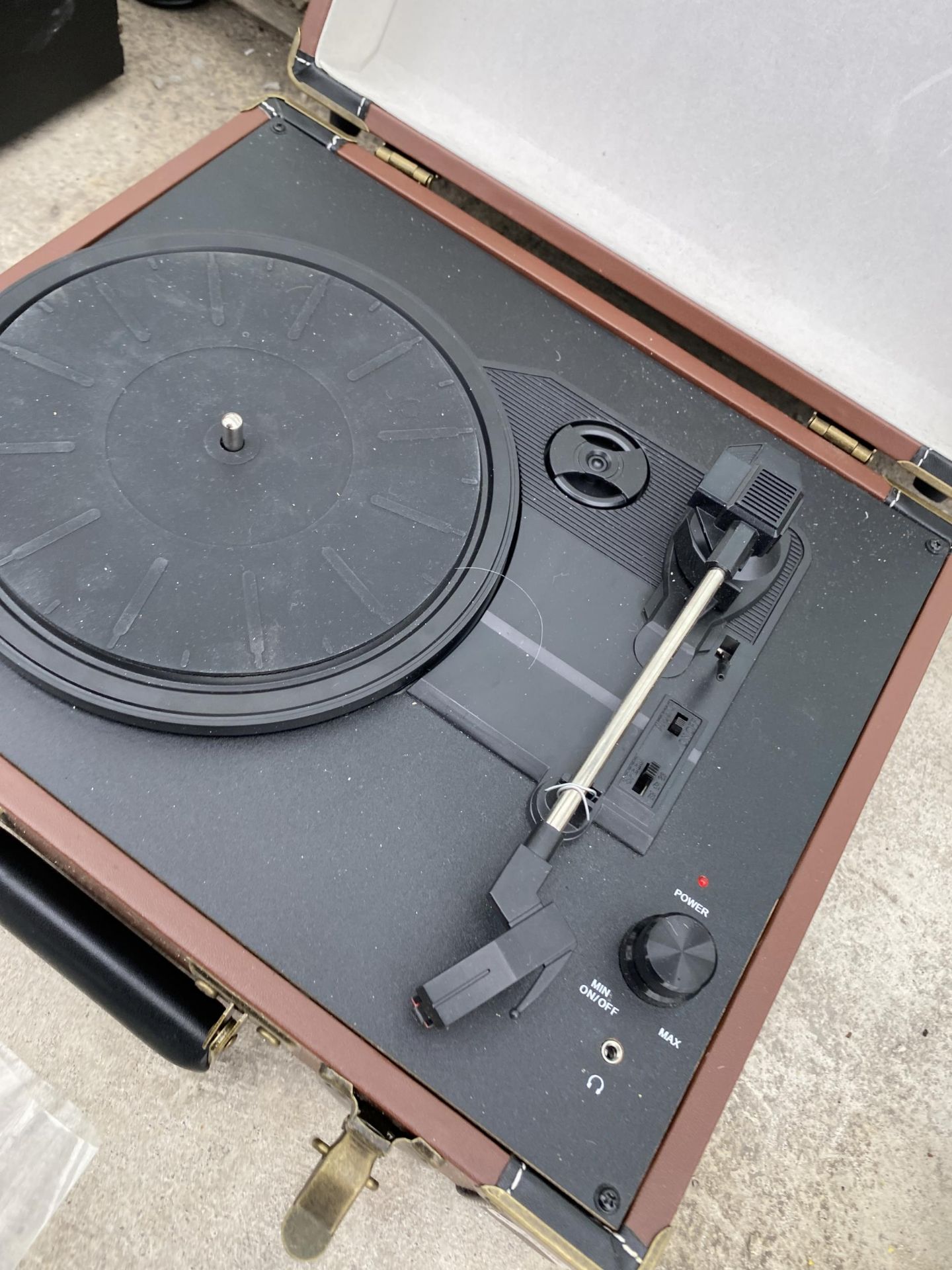 A CASED CROSLEY RECORD PLAYER - Image 3 of 4