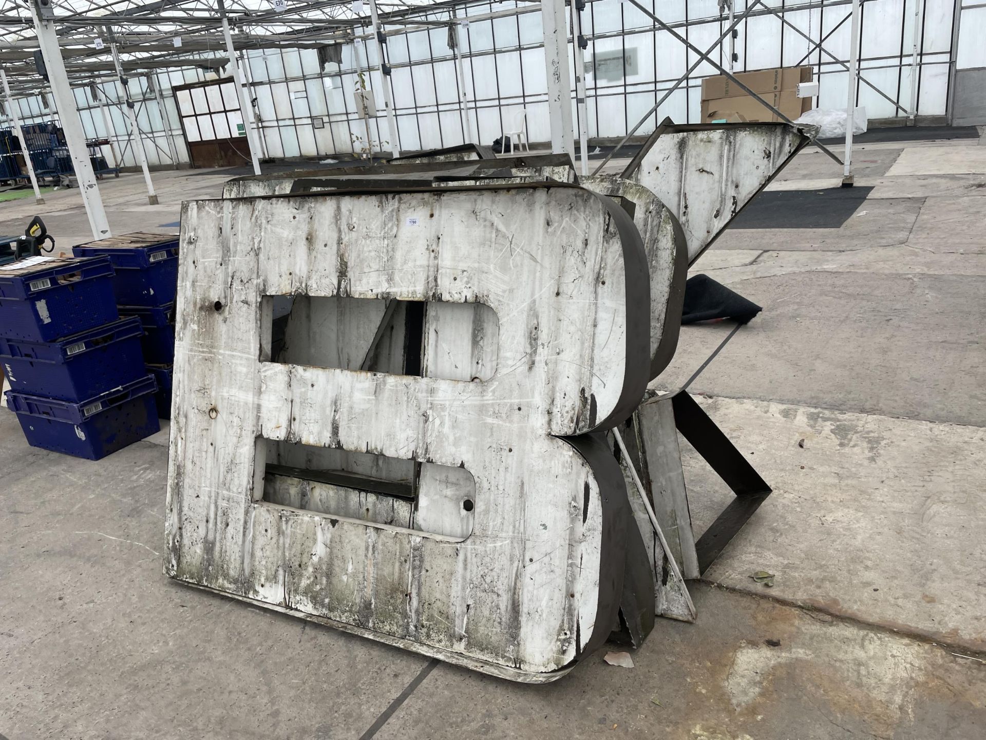 AN ASSORTMENT OF LARGE METAL SIGN LETTERS