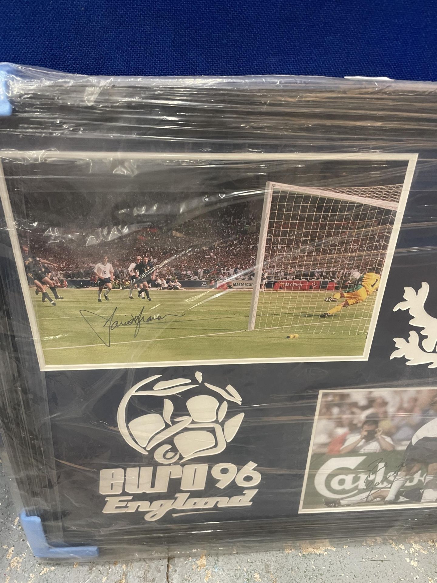 A FRAMED EURO 1996 SIGNED PHOTO BY PAUL GASCOIGNE AND DAVID SEAMAN, WITH ALL STAR SIGNINGS - Image 2 of 7