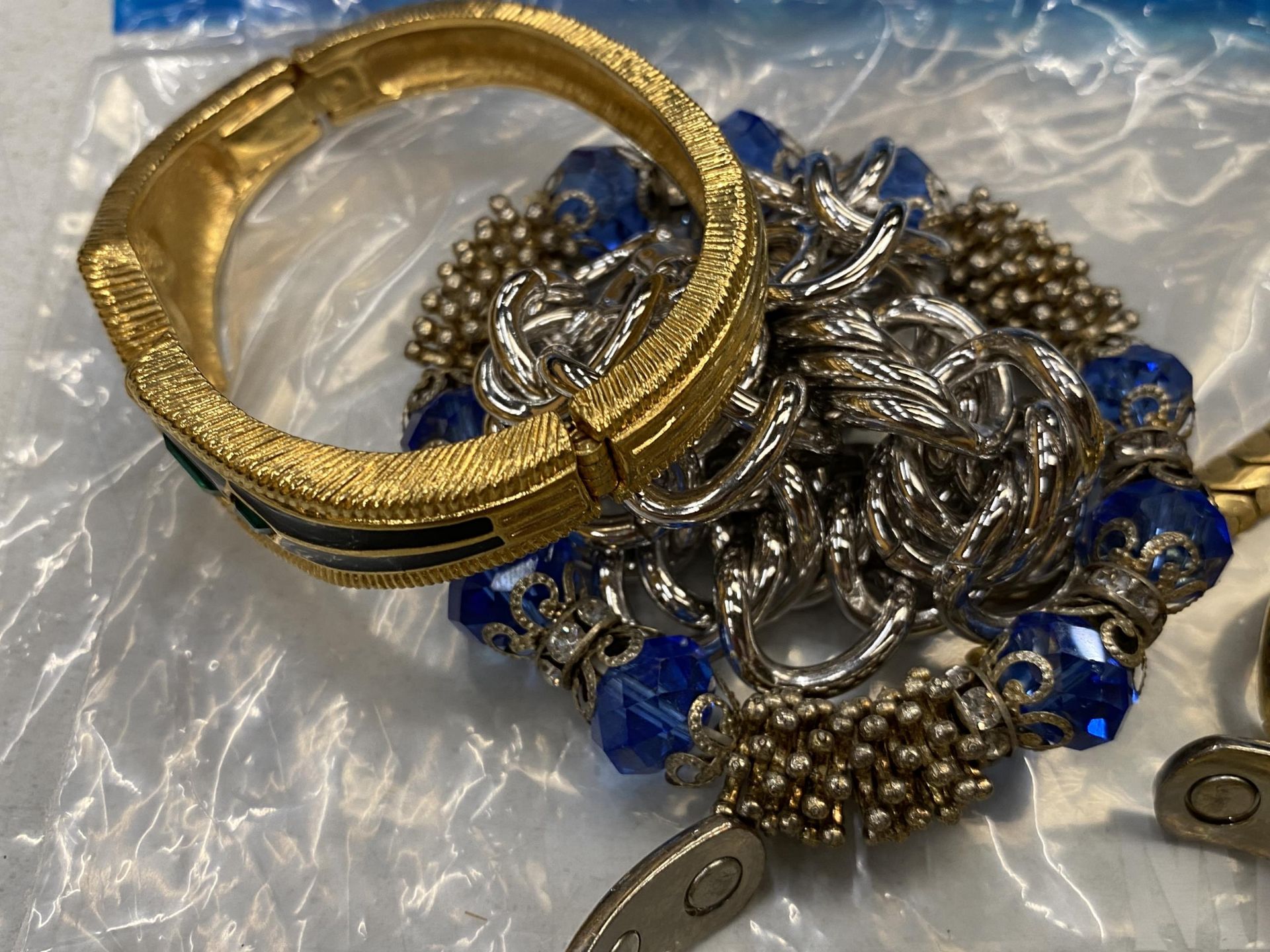 A QUANTITY OF WHITE AND YELLOW METAL COSTUME JEWELLERY TO INCLUDE BANGLES AND NECKLACES - Bild 4 aus 4