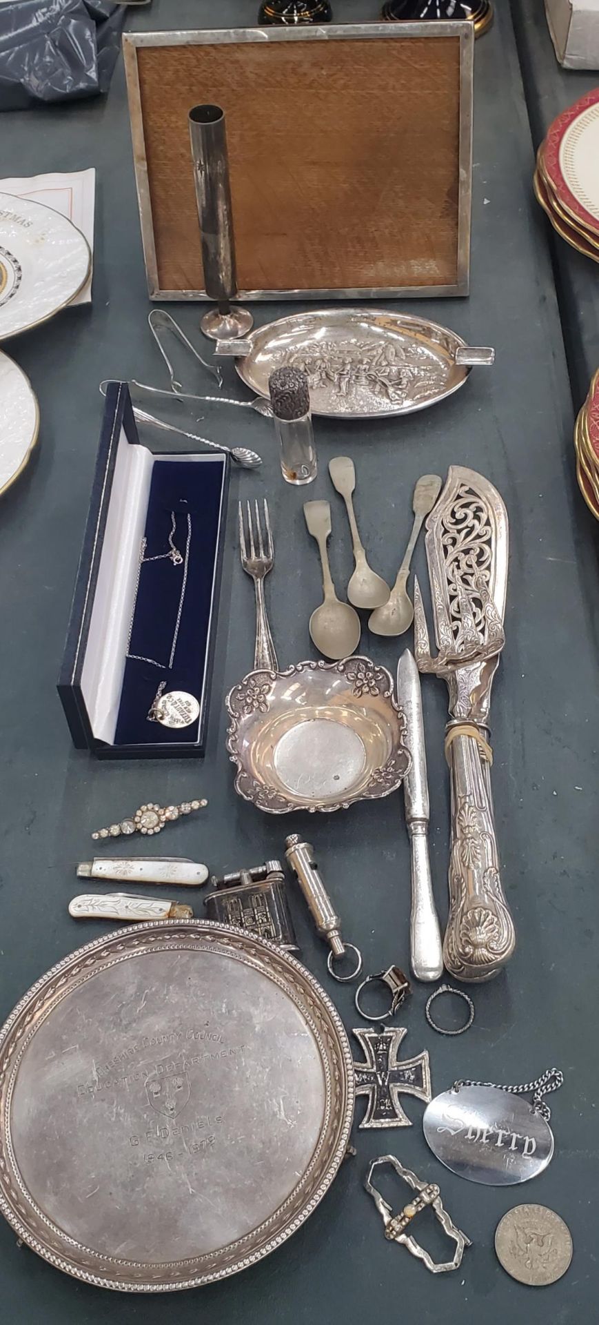A MIXED LOT OF SILVER AND SILVER PLATED ITEMS, FISH SERVERS, PHOTO FRAME, SALVER, ETC