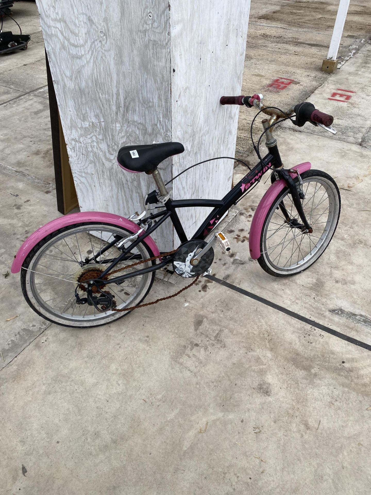 A BTWIN ORIGINAL 500 GIRLS BIKE WITH 6 SPEED SHIMANO GEAR SYSTEM