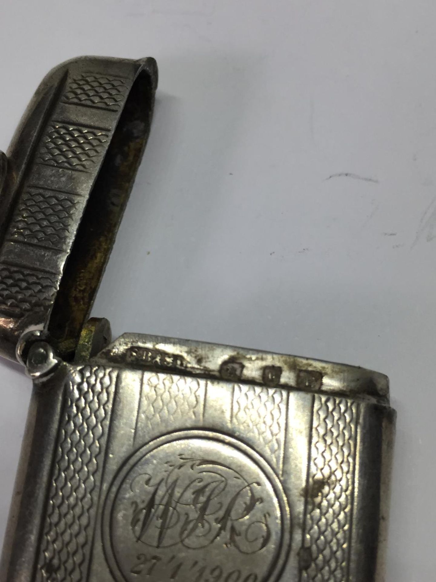 A HALLMARKED BIRMINGHAM SILVER VESTA CASE - Image 3 of 3