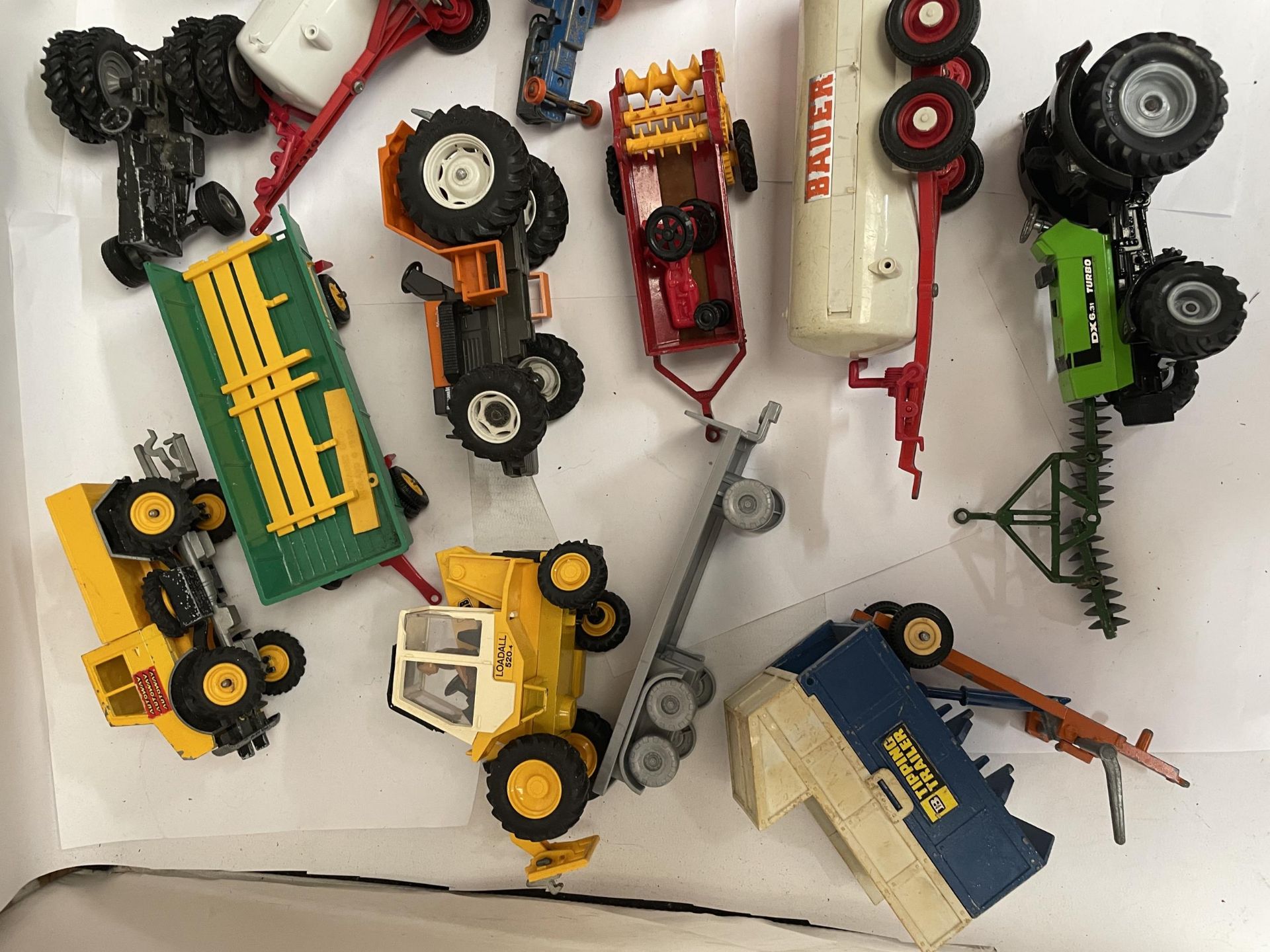 A COLLECTION OF BRITAINS FARM VEHICLES TO INCLUDE TRACTORS, TRAILERS, MACHINES, ETC - Image 2 of 4