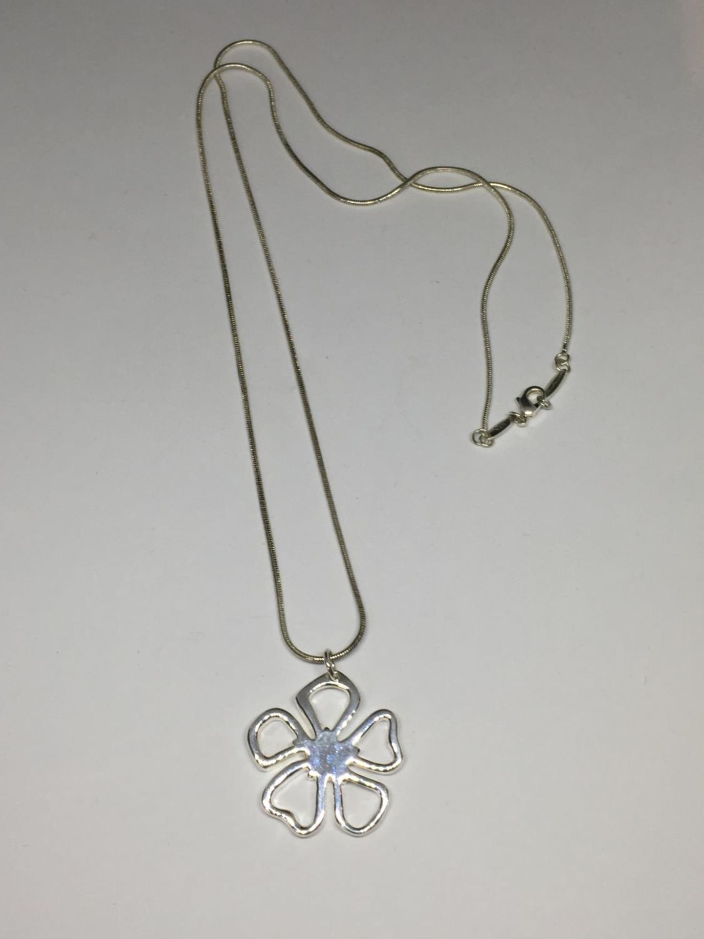 A SILVER NECKLACE WITH A TIFFANY STYLE PENDANT