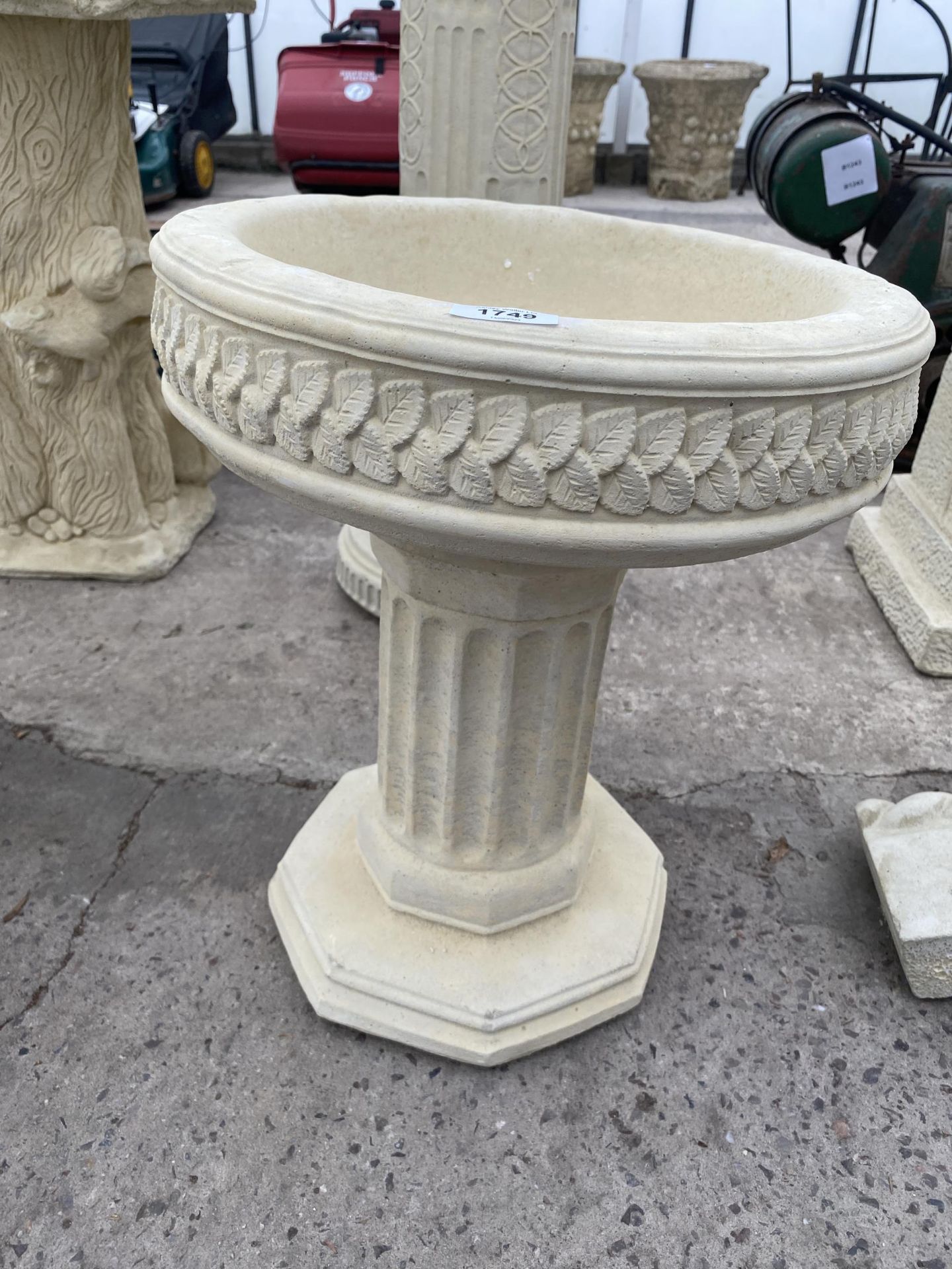 AN AS NEW EX DISPLAY CONCRETE COLUMN BIRDBATH *PLEASE NOTE VAT TO BE PAID ON THIS ITEM*