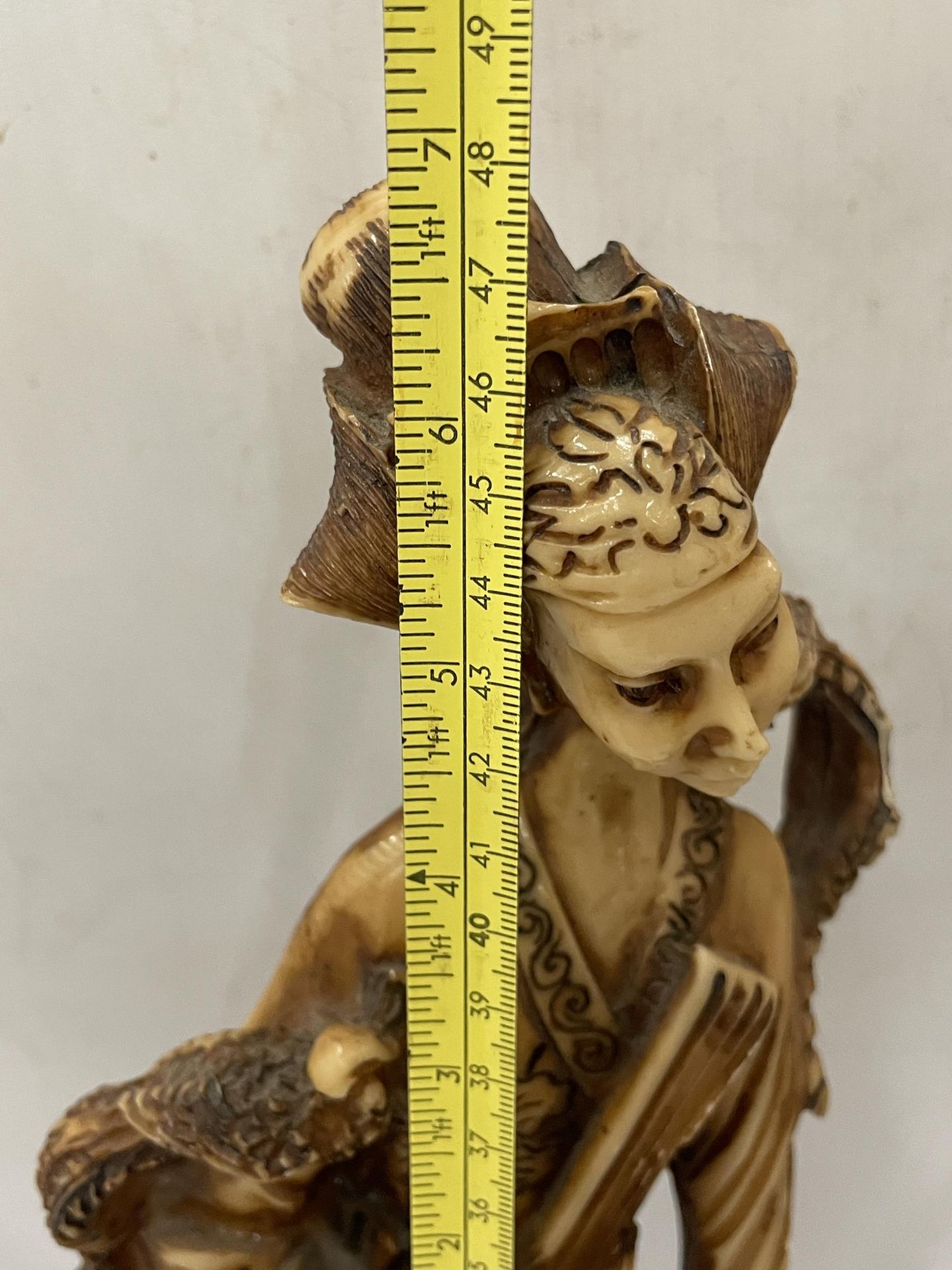 A LARGE PAIR OF ORIENTAL RESIN TALL FIGURES, HEIGHT 48CM - Image 4 of 5