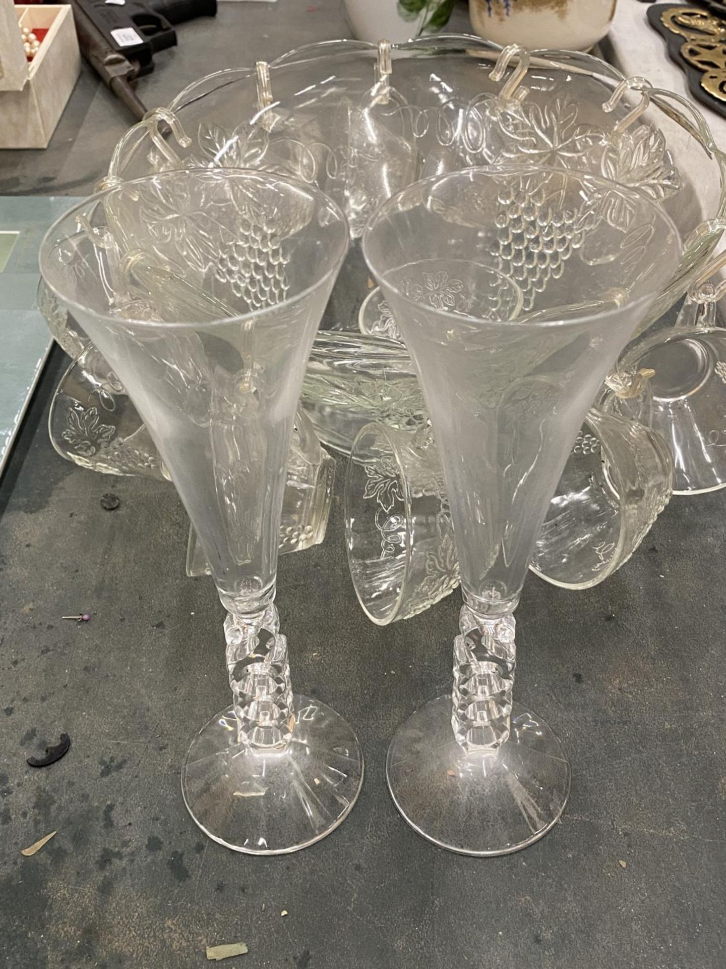 A GLASS PUNCH BOWL WITH CUPS DECORATED WITH GRAPES, TWO CHAMPAGNE FLUTES, ETC - Bild 4 aus 4