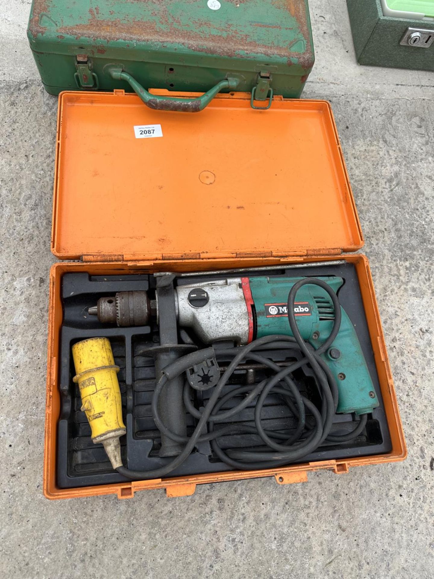 AN ASSORTMENT OF POWER TOOLS TO INCLUDE A METABO DRILL AND A BOSCH DRILL ETC - Bild 2 aus 3