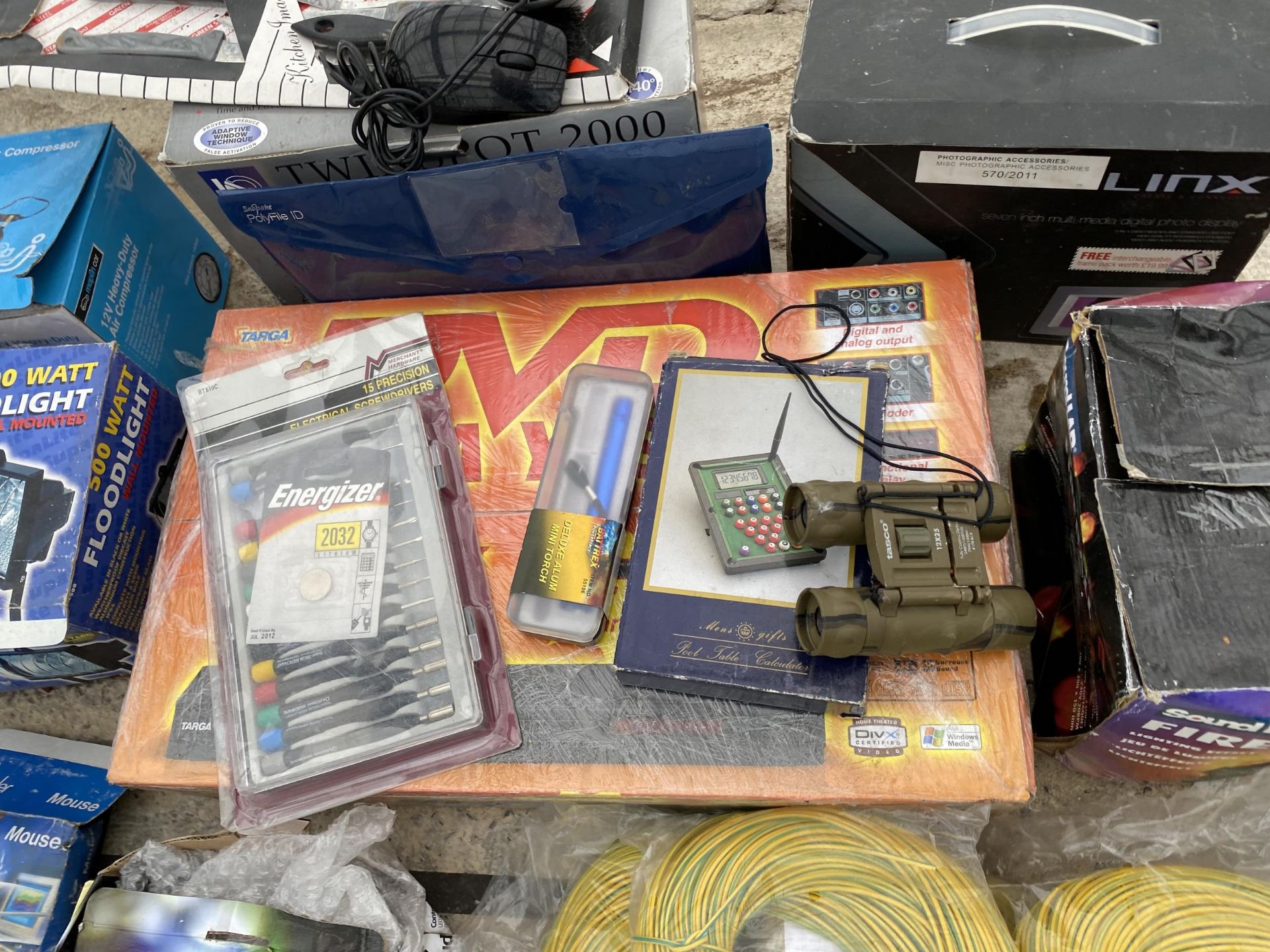AN ASSORTMENT OF ITEMS TO INCLUDE FLOODLIGHT, A FIREBALL AND CABLE ETC - Bild 2 aus 5