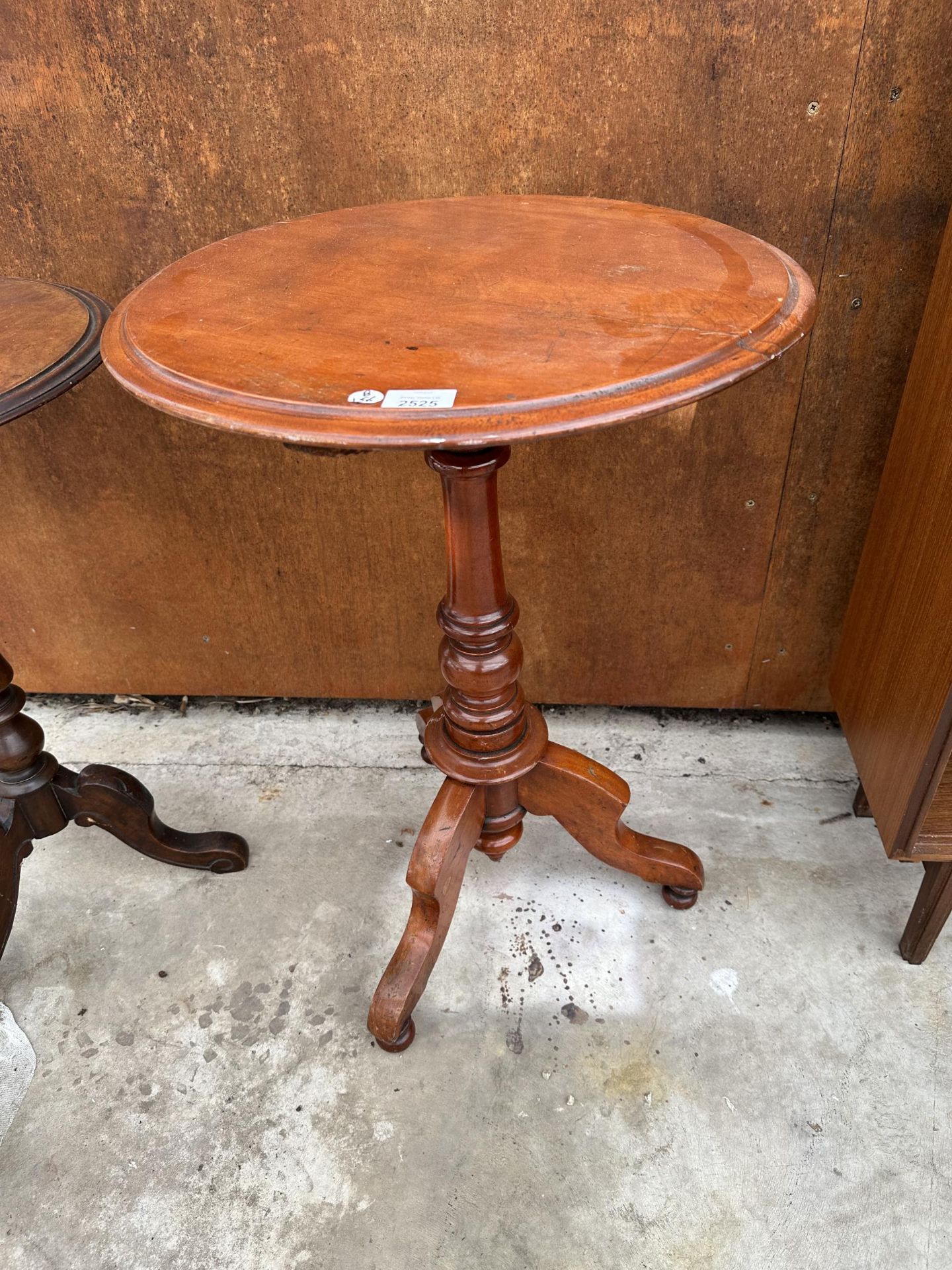 TWO WINE TABLES TO INCLUDE A VICTORIAN MAHOGANY EXAMPLE - Bild 2 aus 6