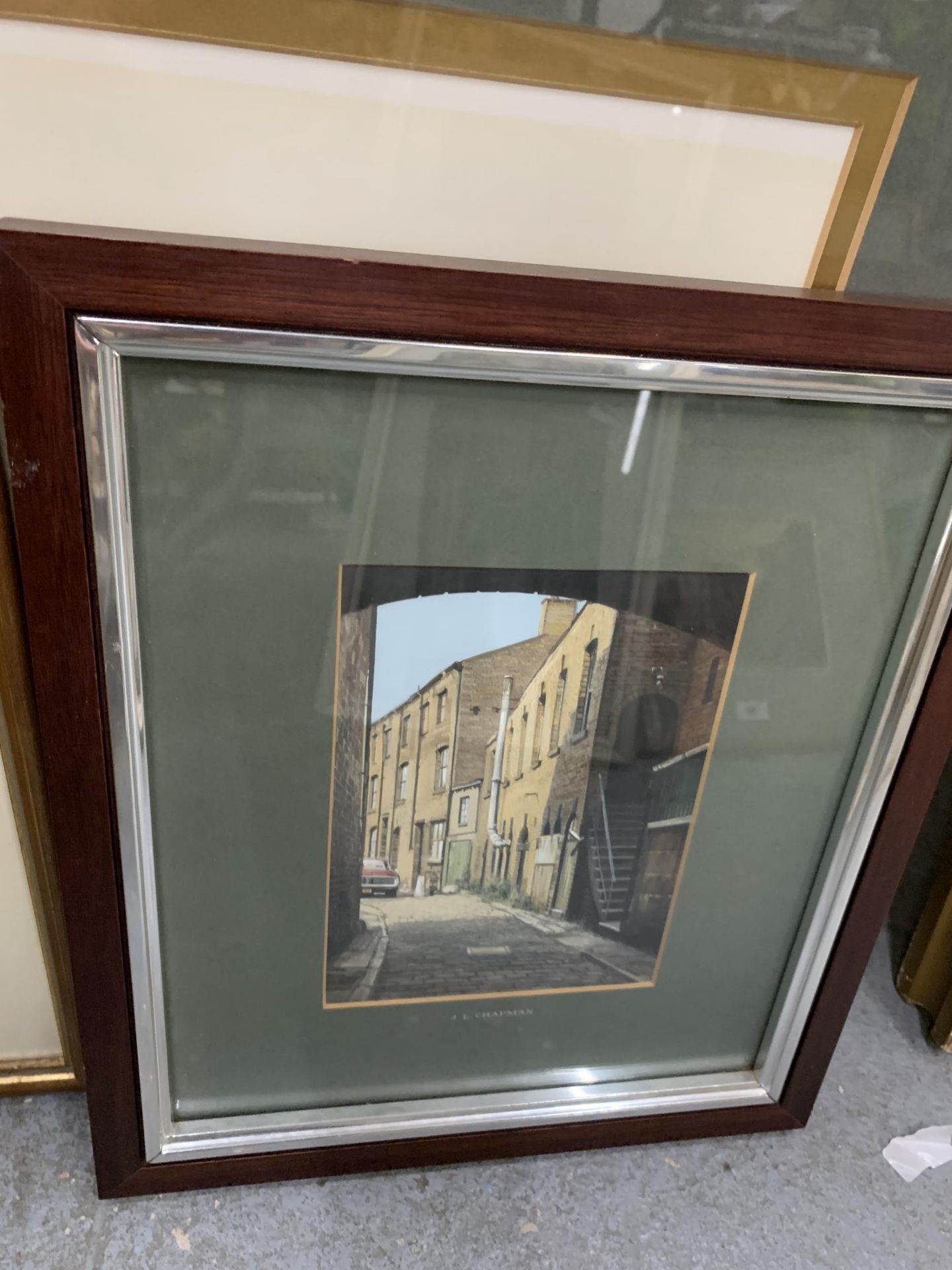 SIX VARIOUS FRAMED PRINTS OF BUILDINGS AND STREETS TO INCLUDE A GELDART LIMITED EDITION, CHRISTMAS - Image 6 of 8