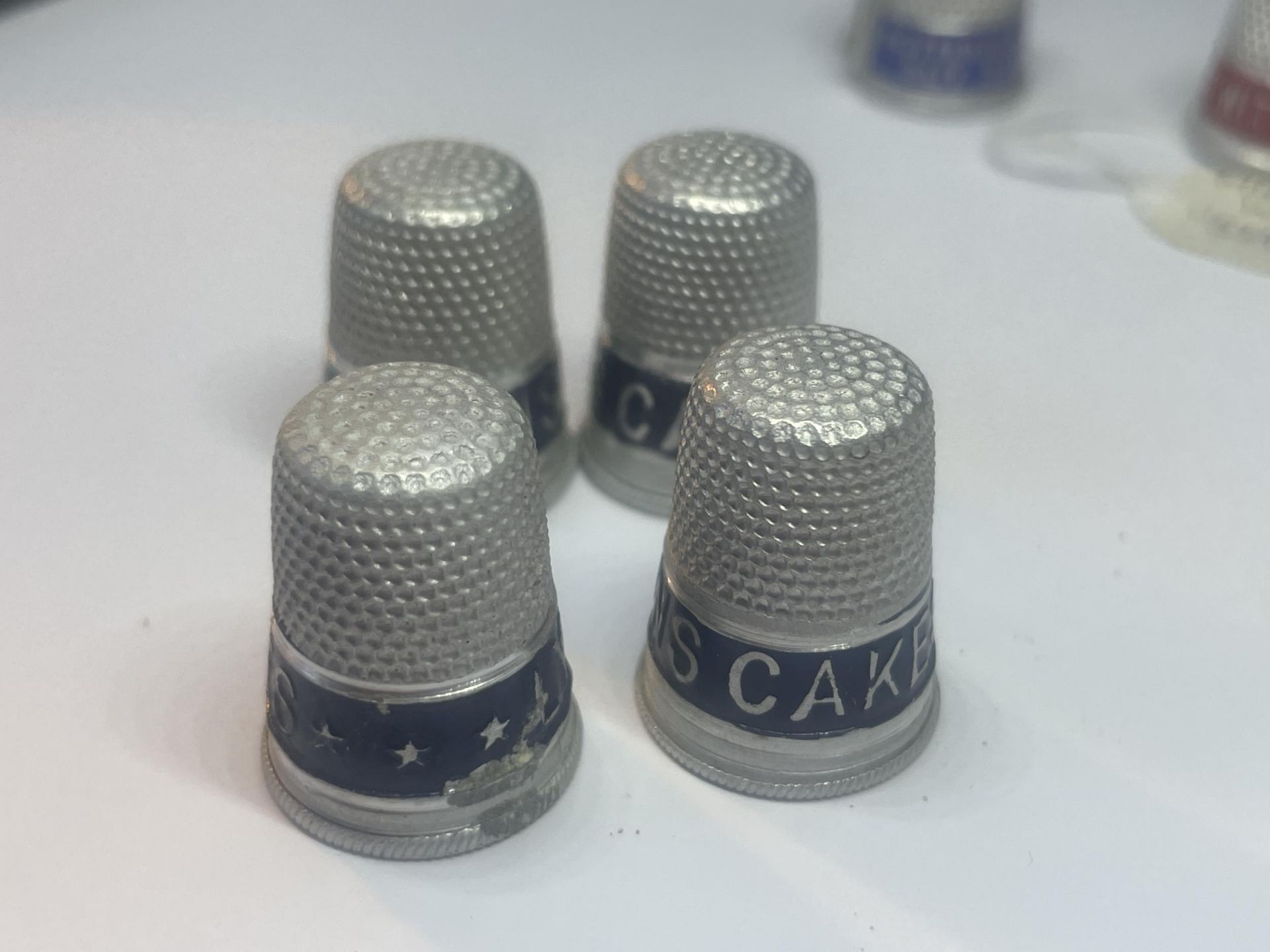 EIGHT VINTAGE ADVERTISING THIMBLES TO INCLUDE FOUR LYONS CAKES, A MAKE IT WITH SPARVA, BRASSO - Bild 2 aus 3