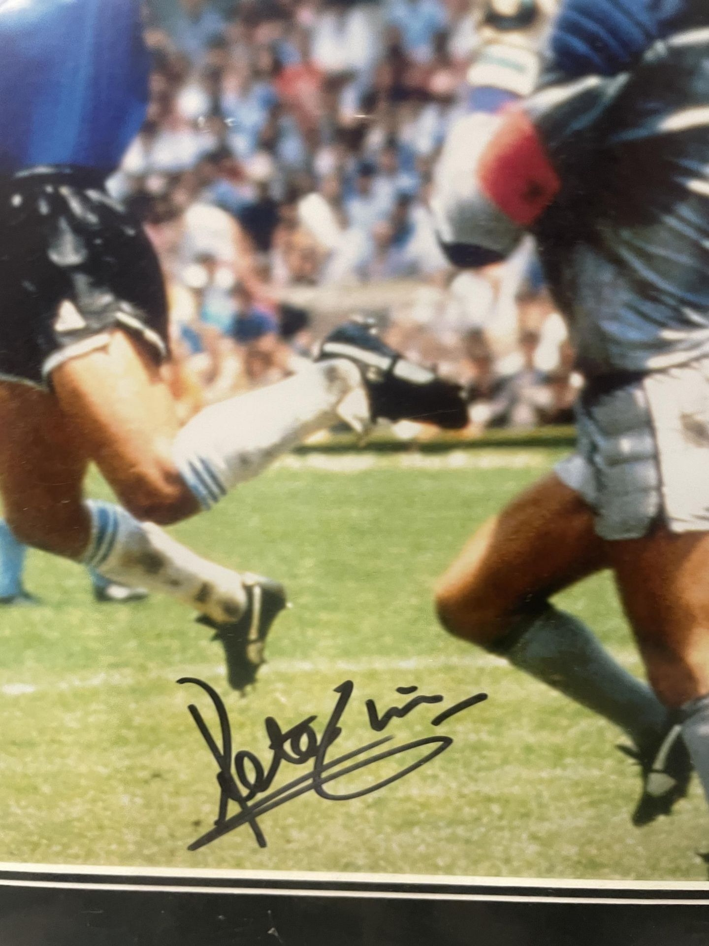 A FRAMED 1986 WORLD CUP 'HAND OF GOD' PHOTO SIGNED BY PETER SHILTON, WITH ALL STAR SIGNINGS - Image 4 of 5