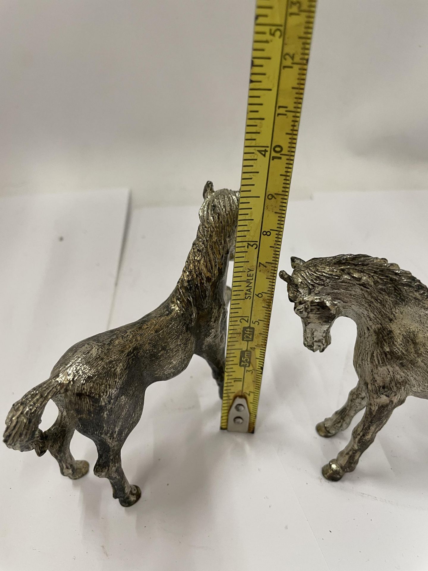 A PAIR OF SILVER PLATED VINTAGE HORSE ANIMAL FIGURES, HEIGHT 9CM - Image 3 of 3
