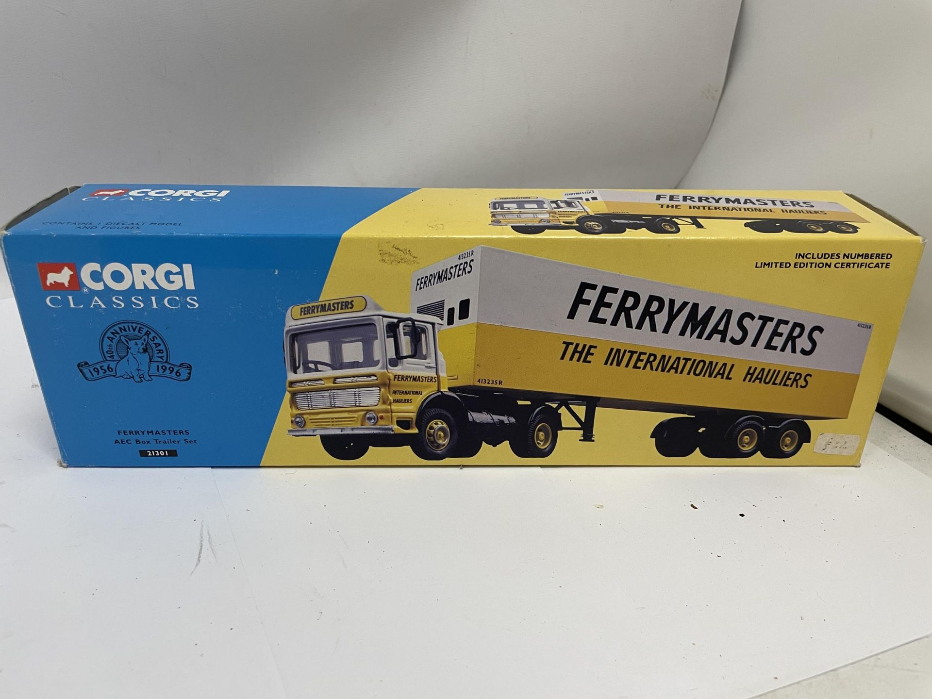 TWO CORGI CLASSICS TO INCLUDE FERRYMASTERS AEC BOXED TRAILER SET NO. 21301 AND A SCAMMELL'S - Image 3 of 4