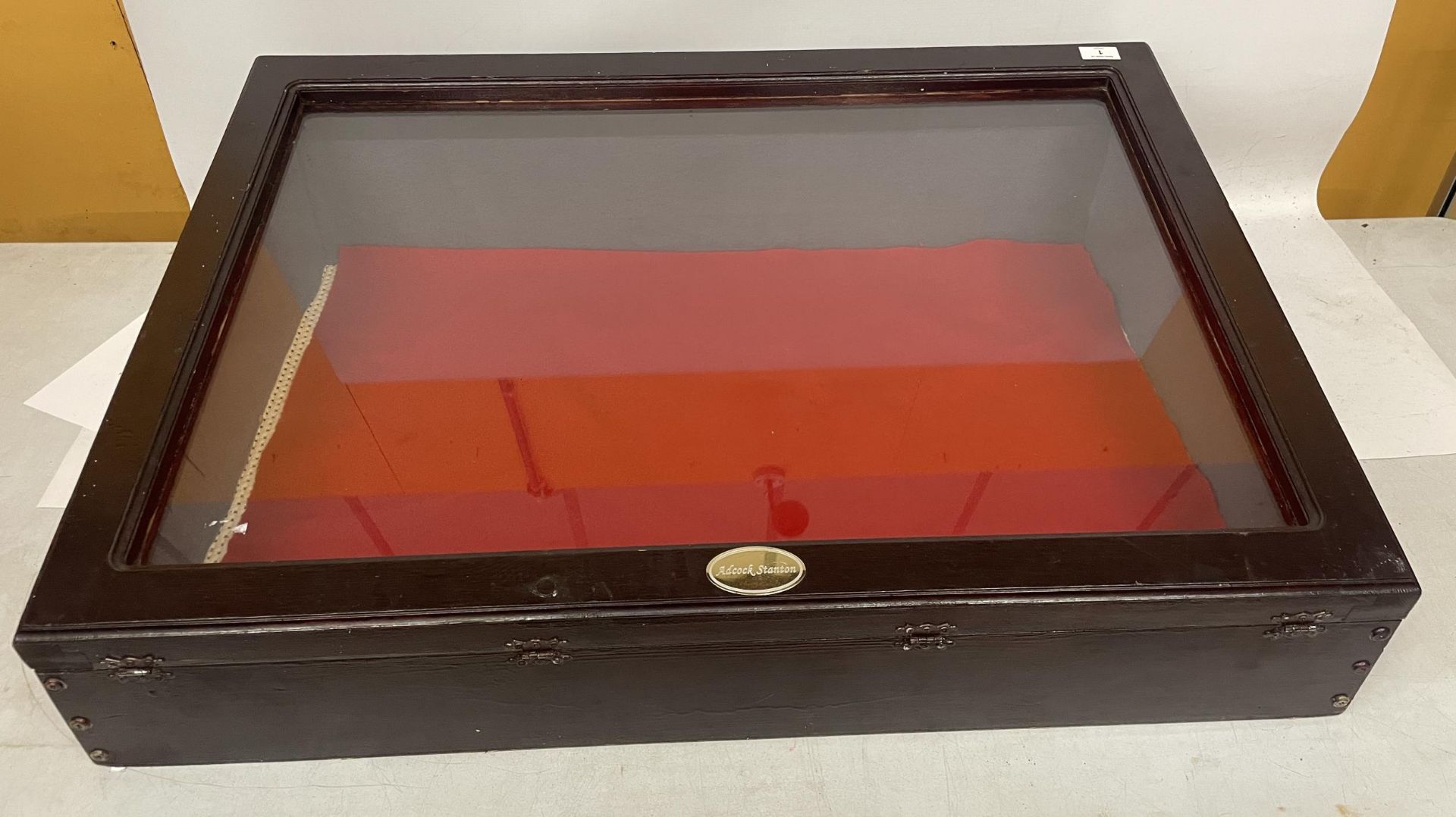 A VINTAGE ADCOT STANTON TABLE TOP JEWELLERY DISPLAY CASE, 92 X 62CM