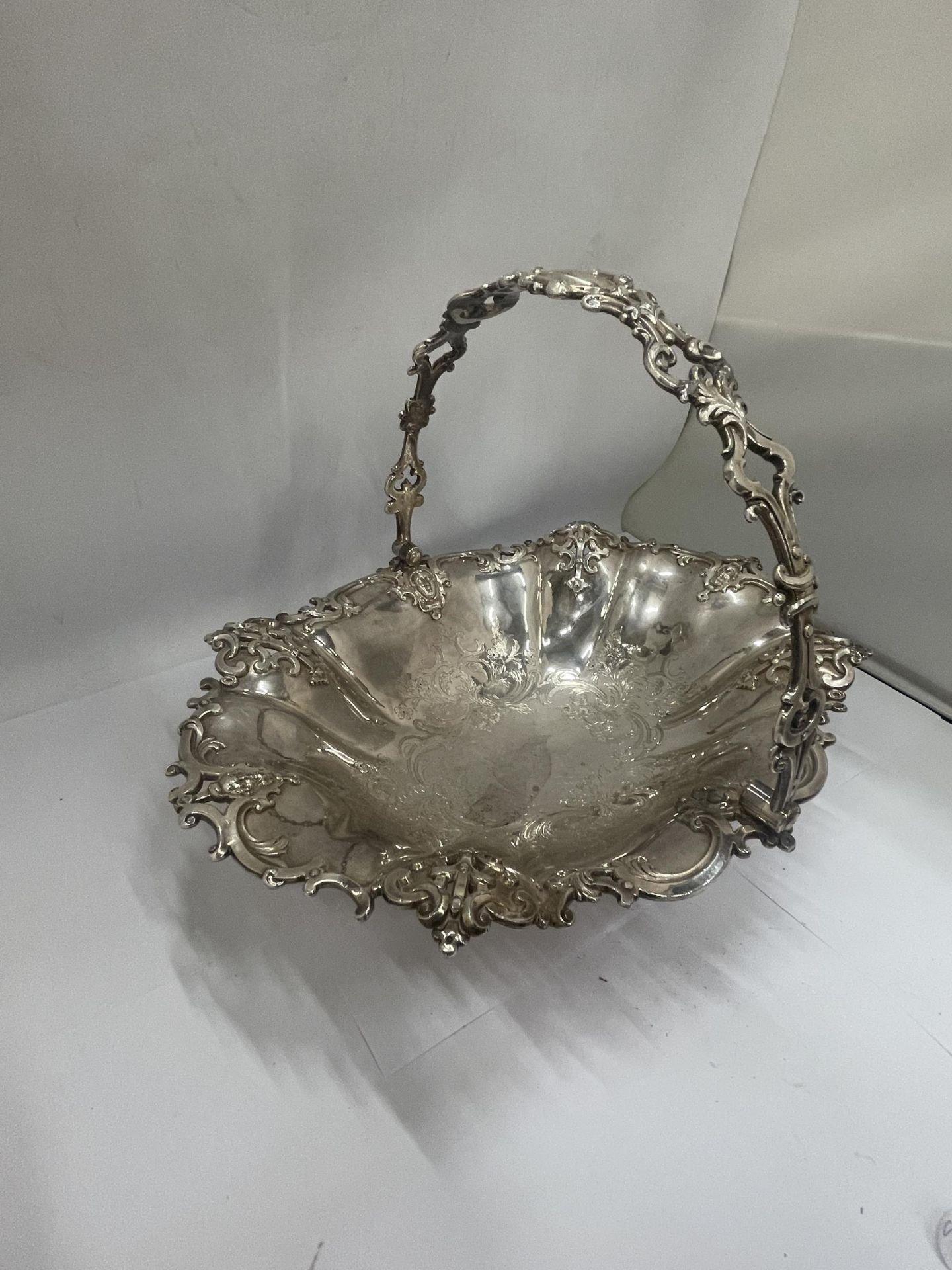A DECORATIVE VINTAGE TESTED TO SILVER (SEE PHOTOS) BASKET WITH SWING HANDLE, LENGTH 37CM - Image 2 of 6