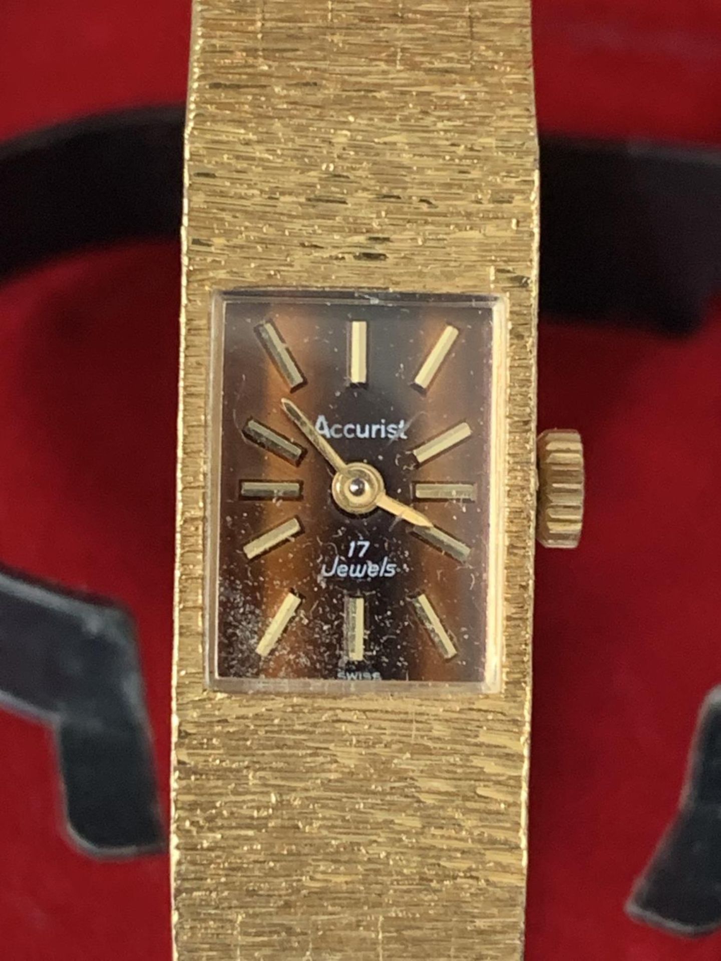 AN ACCURIST 1970'S WRIST WATCH IN A PRESENTATION BOX (NOT ORIGINAL)SEEN WORKING BUT NO WARRANTY - Image 2 of 2