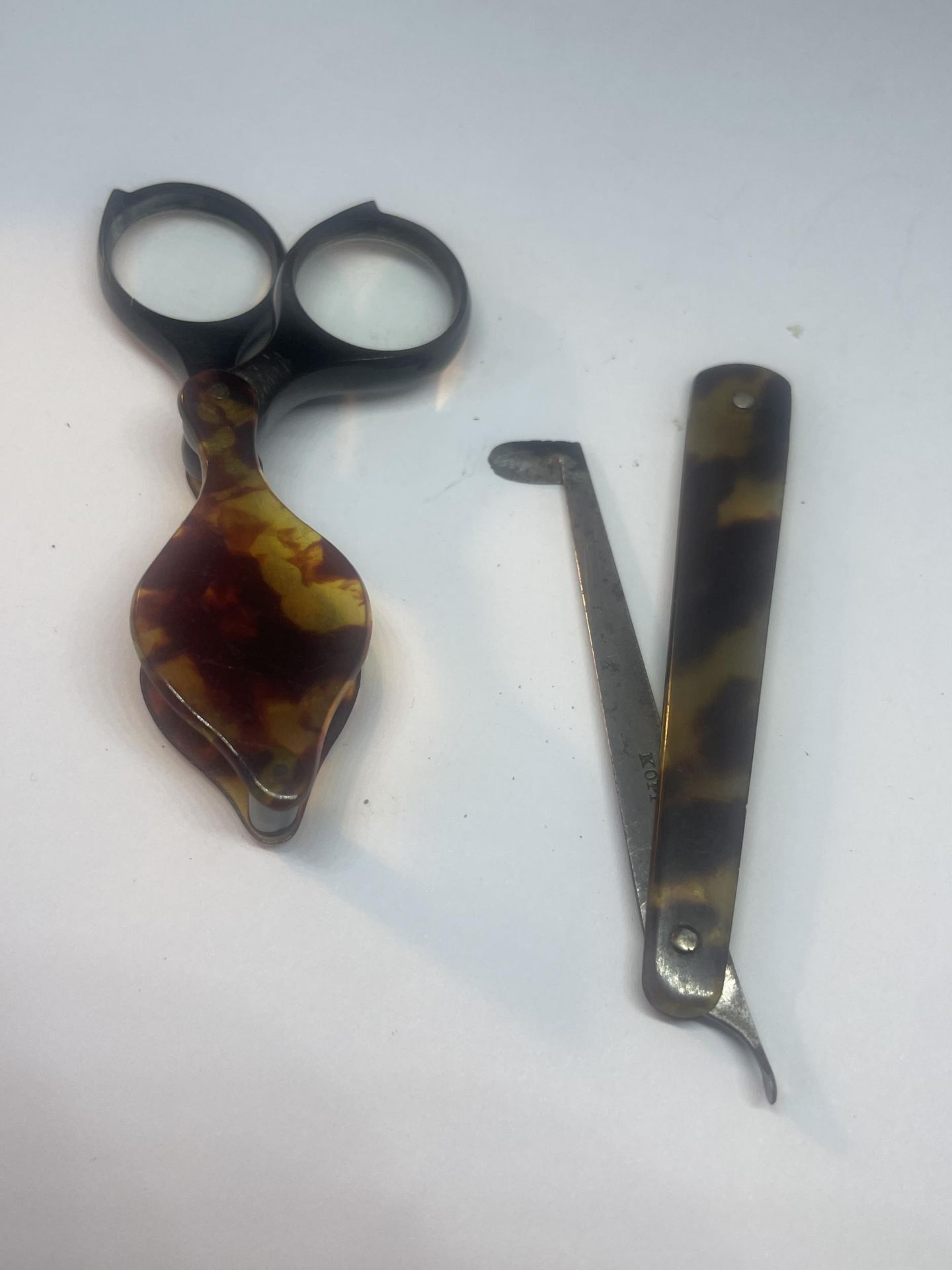 THREE VINTAGE POSSIBLY TORTOISE SHELL ITEMS TO INCLUDE A JEWELLERS LOOP, A PENKNIFE AND A KOPP BLOOD - Image 5 of 7