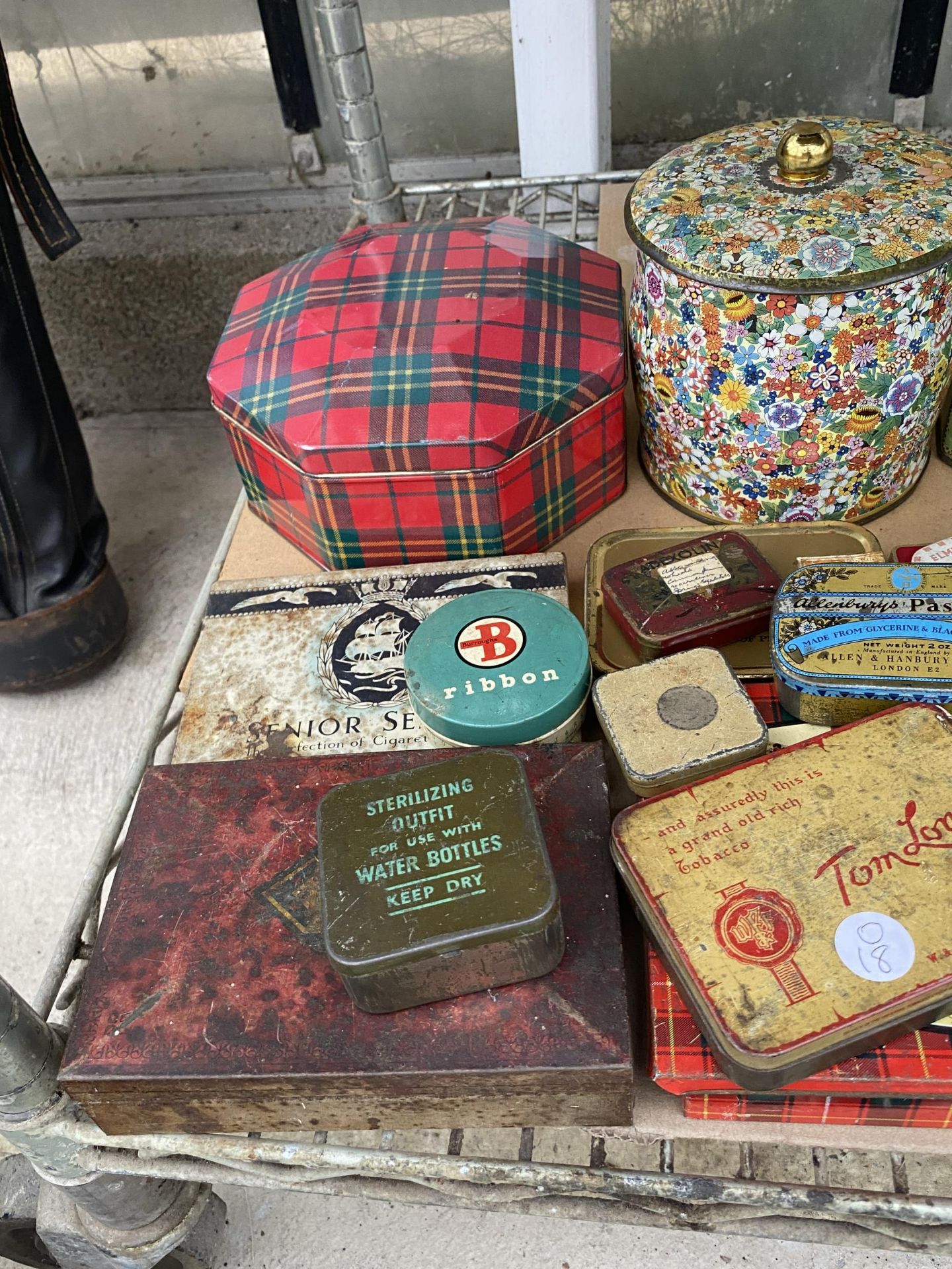 AN ASSORTMENT OF VARIOUS VINTAGE TINS - Image 3 of 3