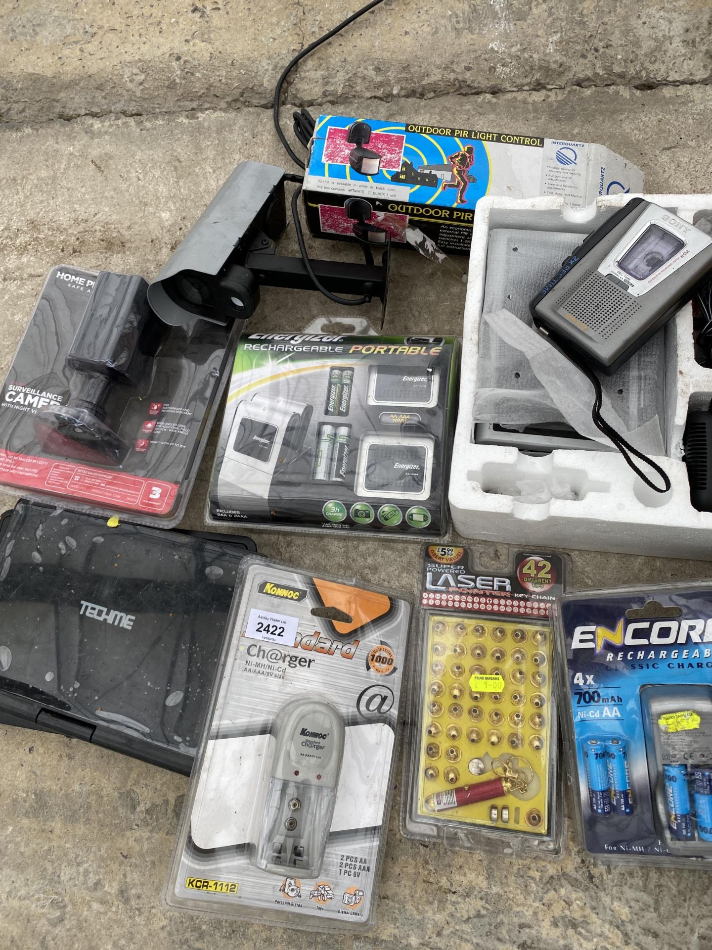 AN ASSORTMENT OF ITEMS TO INCLUDE CAMCORDERS, LASER PENS AND CASSETTE RECORDERS ETC - Bild 3 aus 4