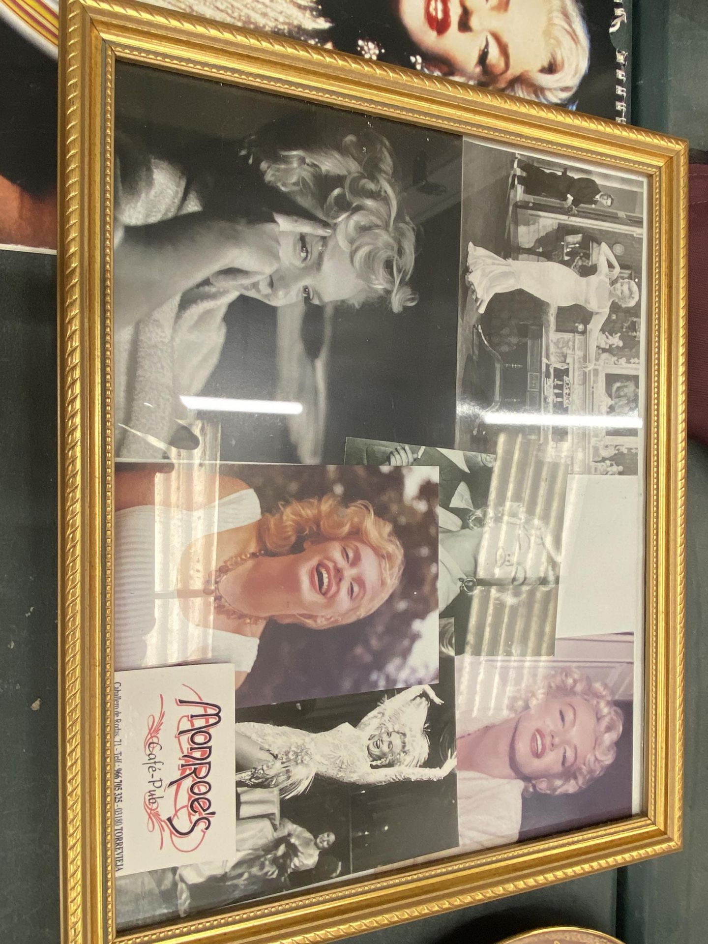 A LARGE COLLECTION OF MARILYN MONROE MEMORABILIA TO INCLUDE A FRAMED FILM CELL AND FRAMED PHOTO WITH - Image 6 of 13