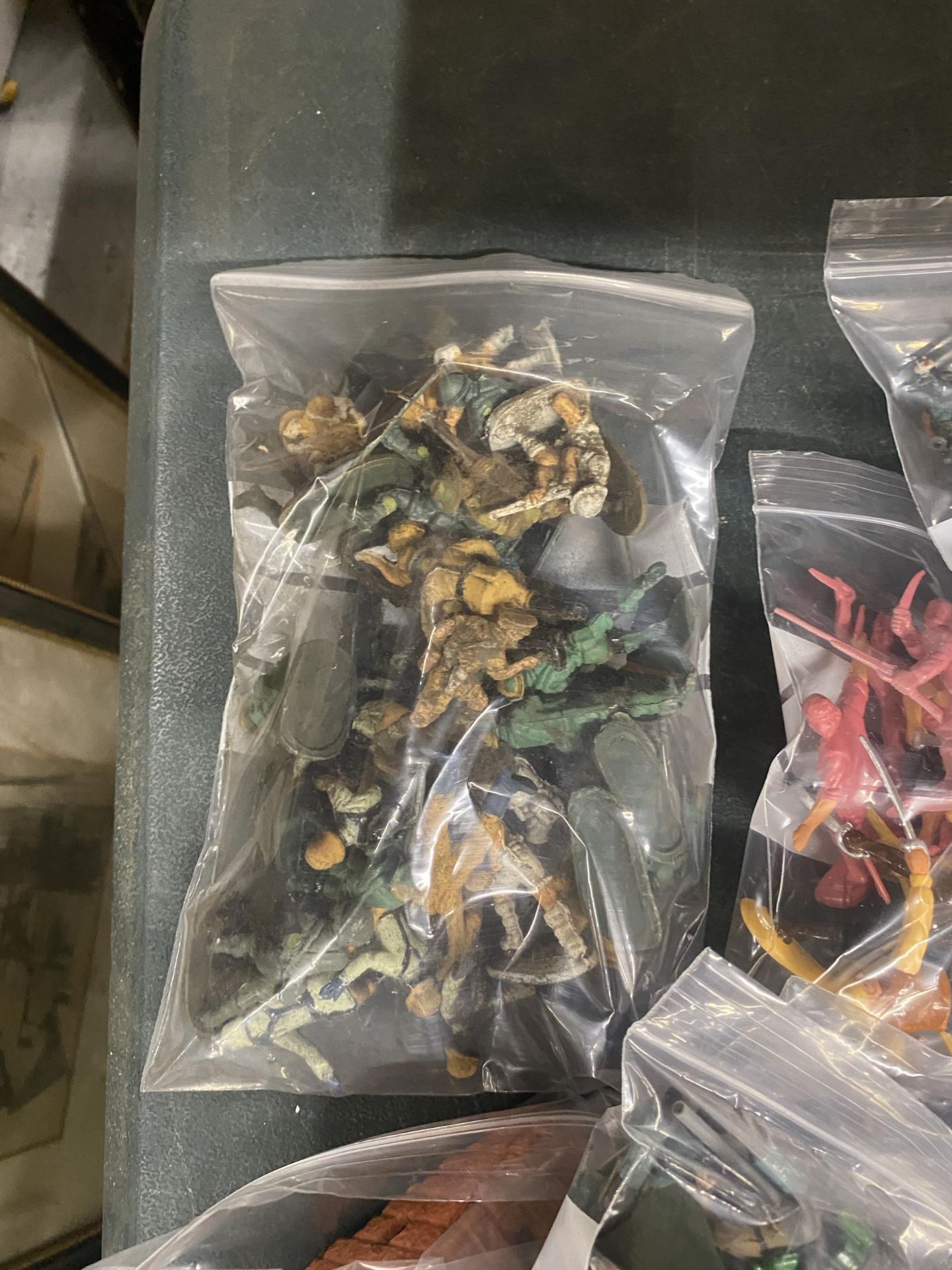 A GROUP OF PLASTIC ARMY FIGURES IN PLASTIC BAGS - Bild 3 aus 3