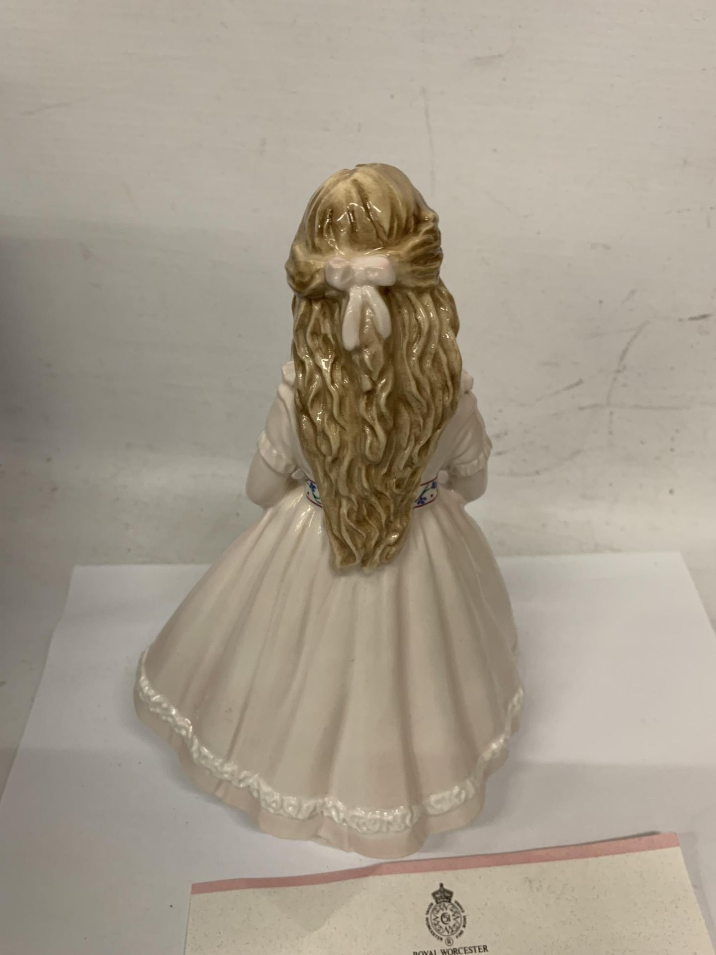 A ROYAL WORCESTER 'I DREAM' LIMITED EDITION FIGURE WITH CERTIFICATE - Bild 3 aus 5