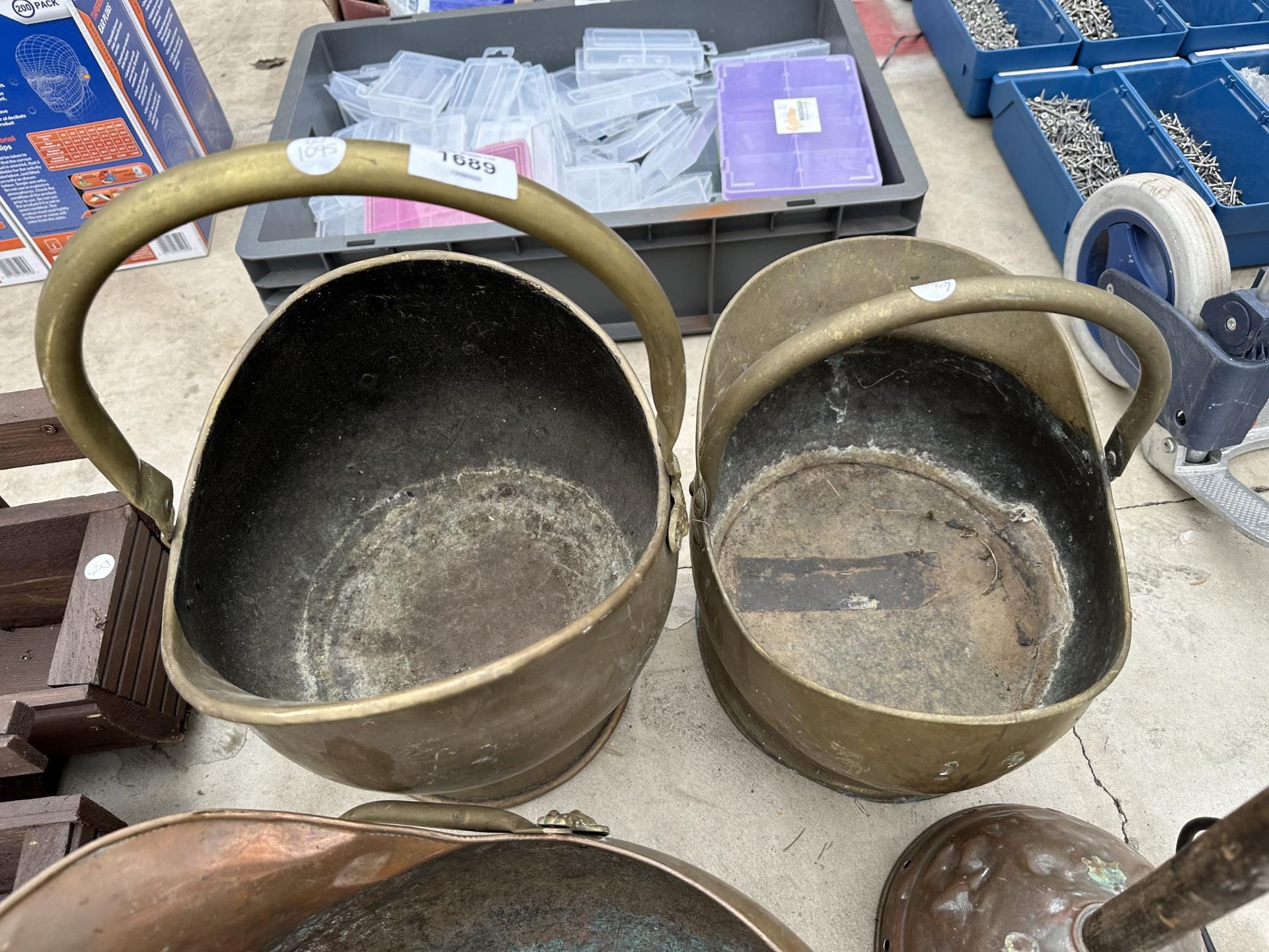 TWO BRASS COAL BUCKETS, A COPPER COAL BUCKET, A LAMP AND A COPPER POSSER - Bild 2 aus 3