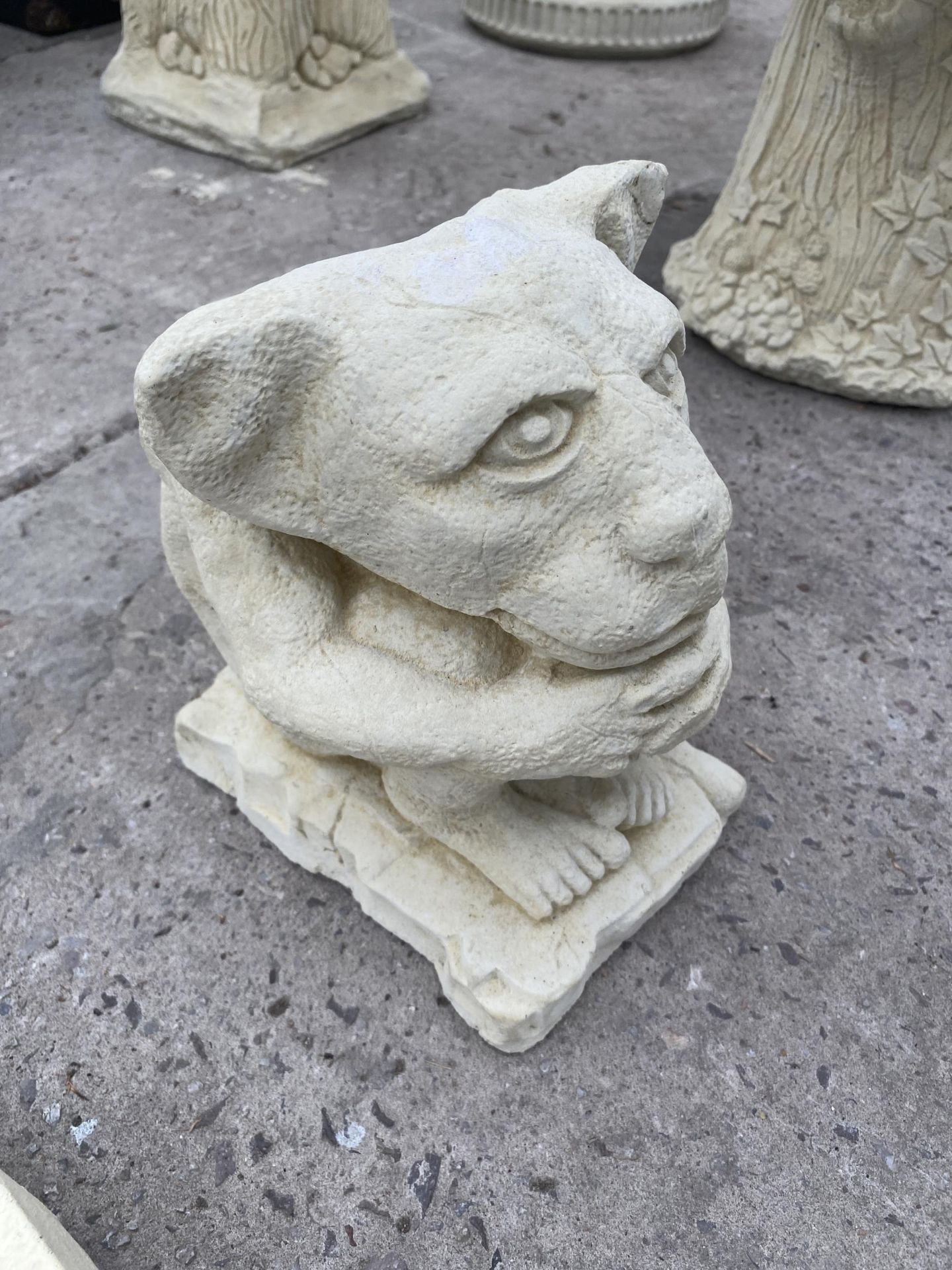 AN AS NEW EX DISPLAY CONCRETE SMALL GARGOYLE FIGURE *PLEASE NOTE VAT TO BE PAID ON THIS ITEM* - Image 2 of 4