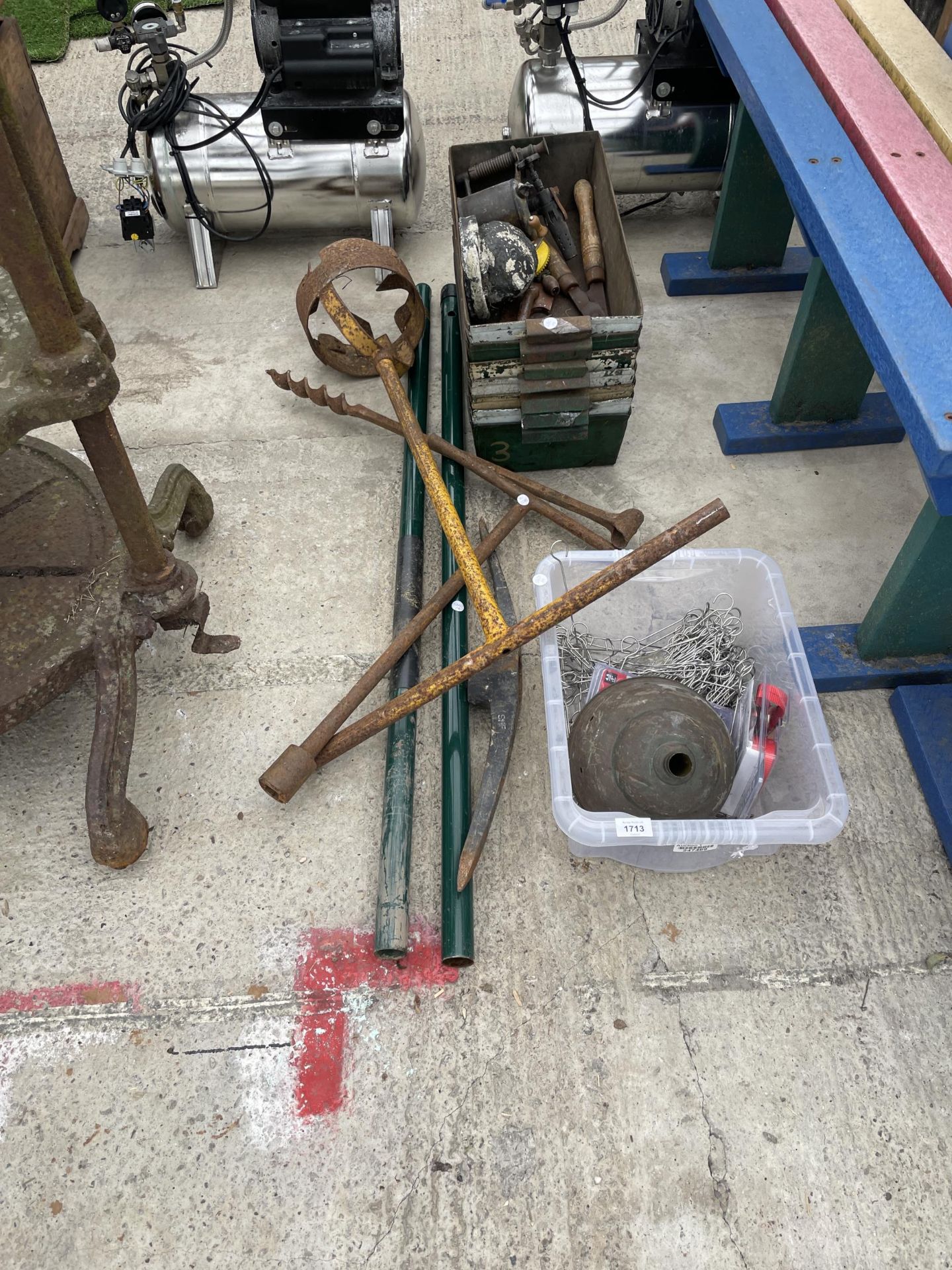 AN ASSORTMENT OF ITEMS TO INLCUDE METAL TRAYS, GARDEN TOOLS AND BRICK TIES ETC