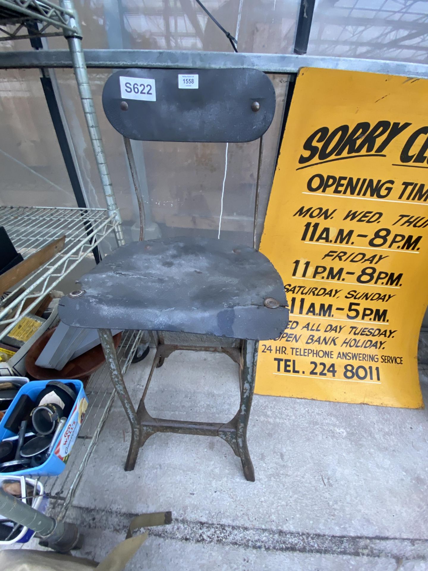 A VINTAGE INDUSTRIAL MACHINISTS CHAIR