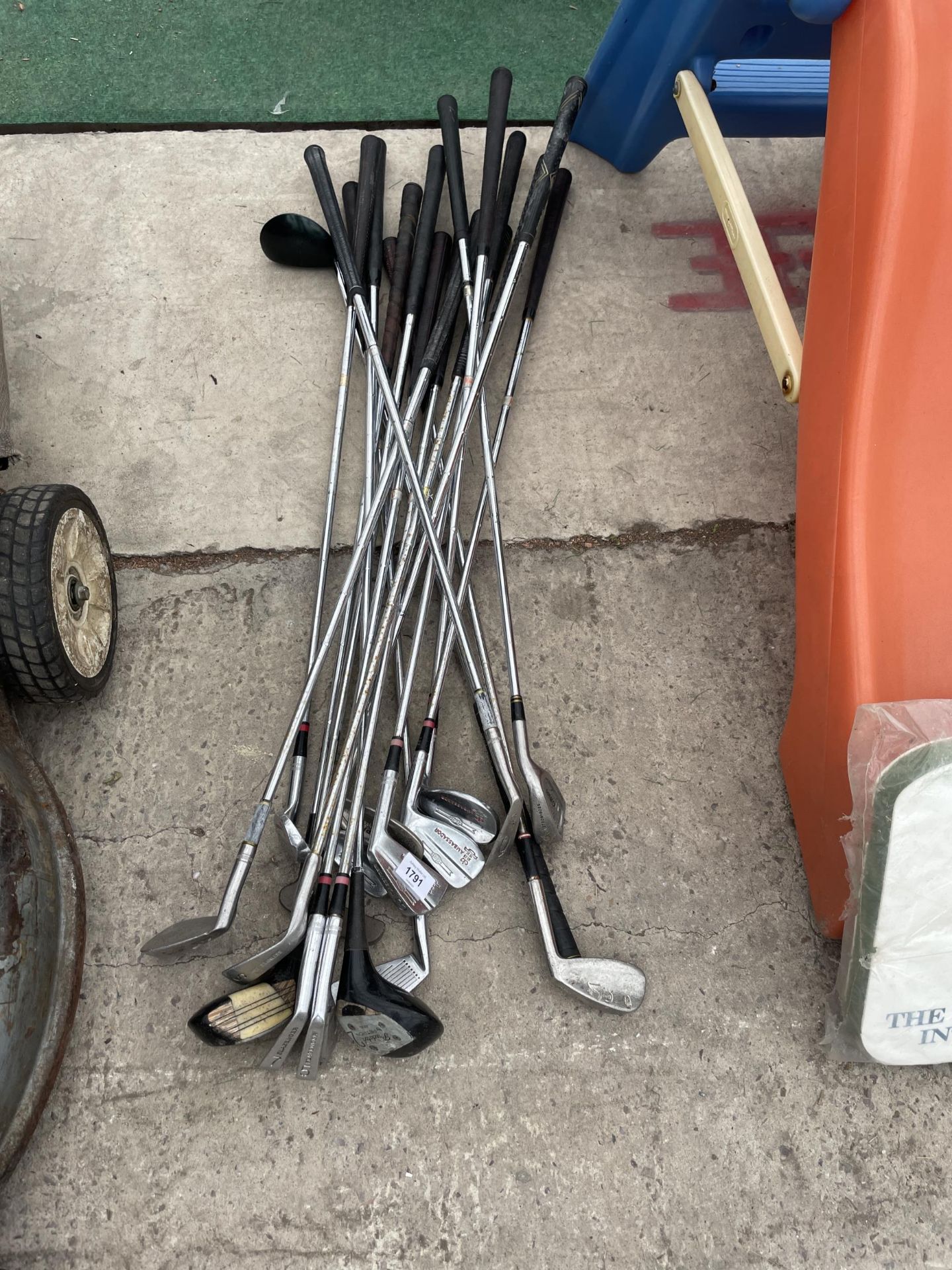 AN ASSORTMENT OF VARIOUS GOLF CLUBS