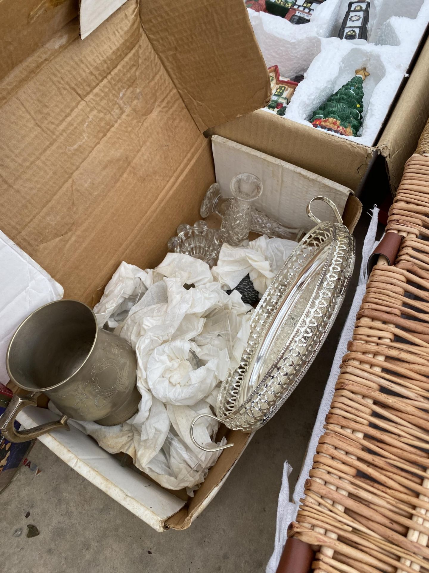 AN ASSORTMENT OF ITEMS TO INCLUDE WICKER BASKETS, CHRISTMAS DECORATIONS AND SILVER PLATE ITEMS ETC - Image 5 of 6